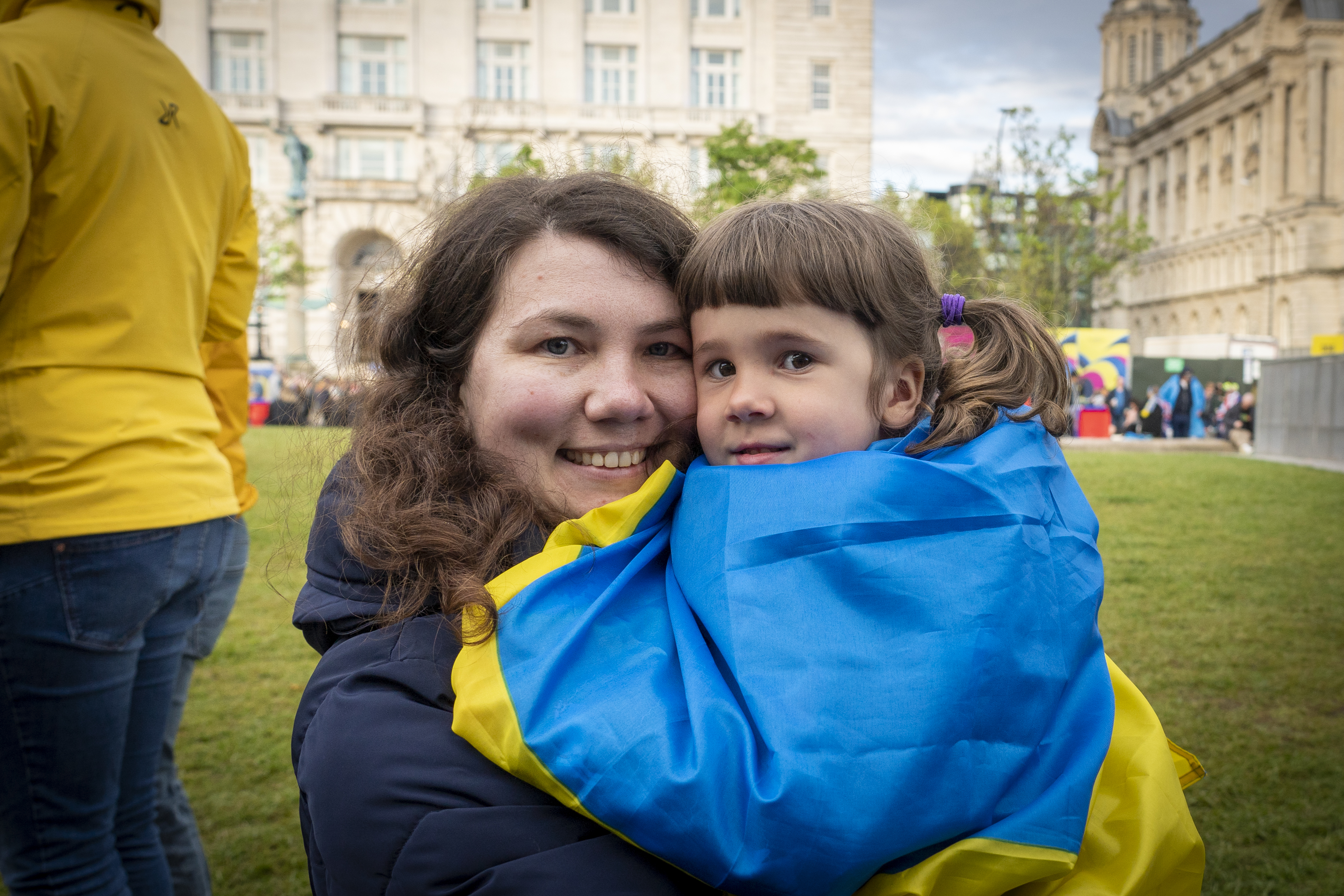 Ukrainske Viktoria Aleksijeva og datteren Karolina koser seg på Jamala-konsert i Eurovision Village. Foto: Heiko Junge / NTB