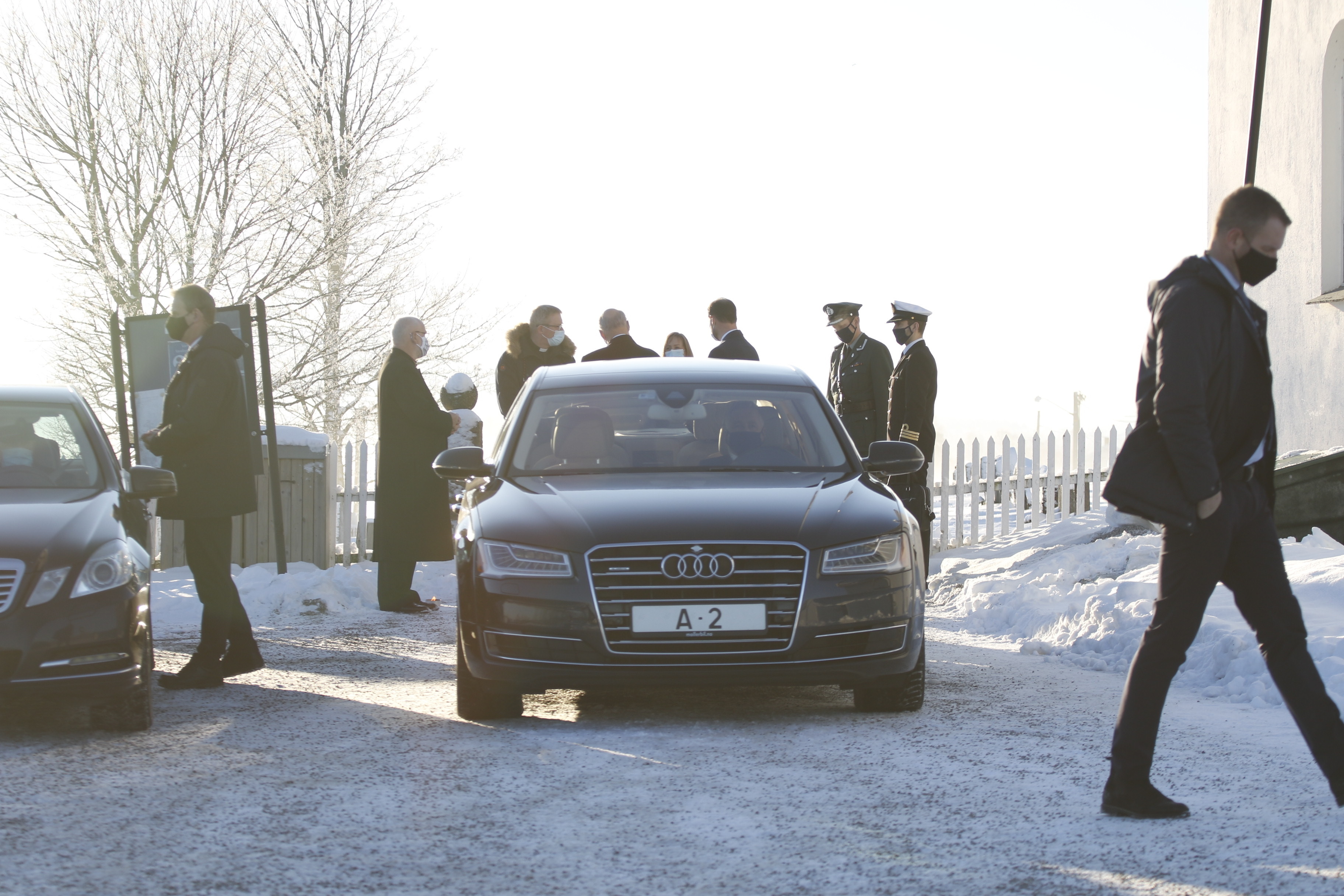 Kong Harald, dronning Sonja og kronprins Haakon besøkte søndag Gjerdrum kirke, hvor de tente lys som del av besøket til den katastroferammede bygda.