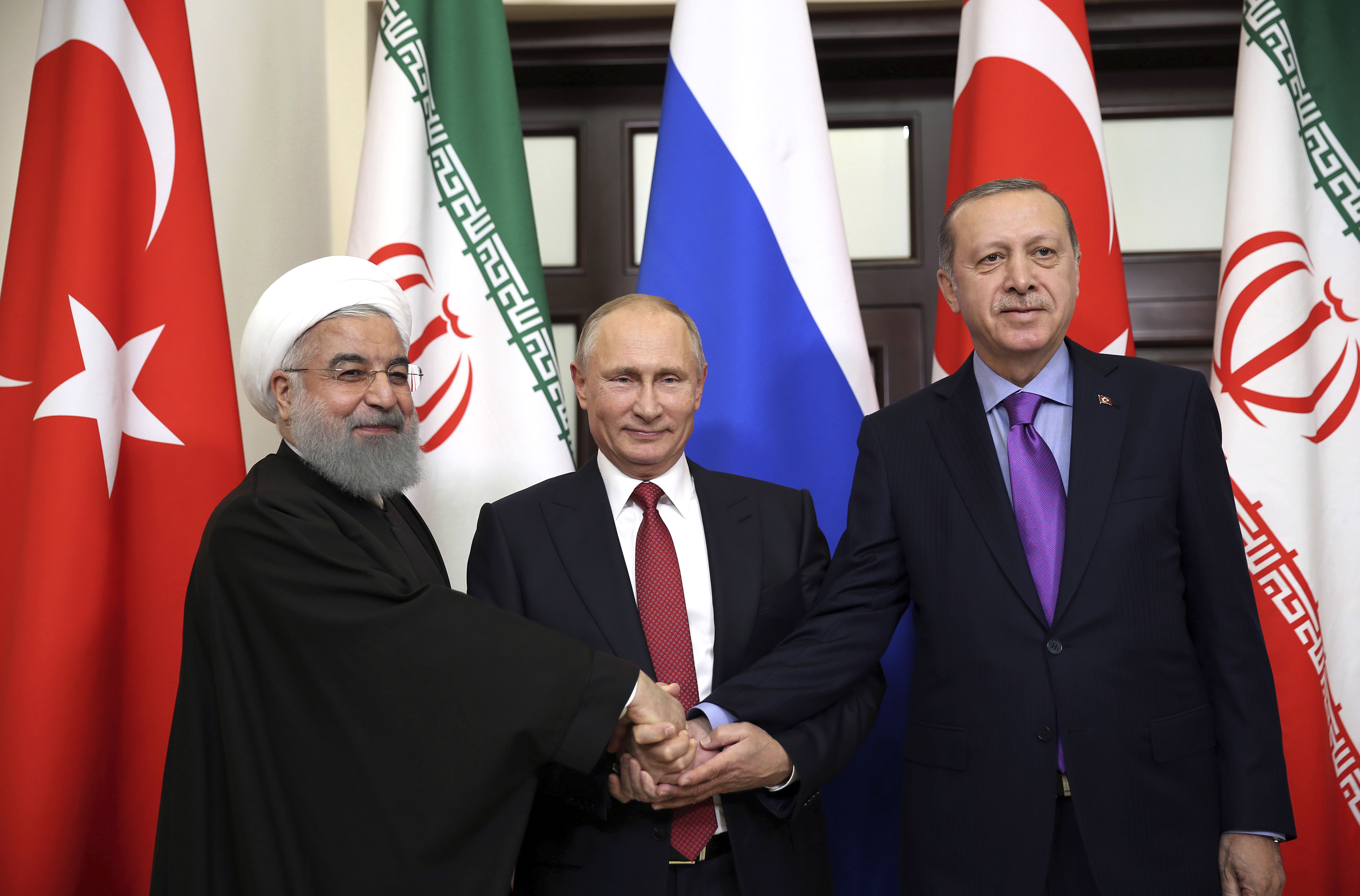 Russland bruker både militærmakt og diplomati i Syria. Putin flankert av Irans president Hassan Rouhani (til venstre) og Tyrkias president Recep Tayyip Erdogan under Syria-samtaler i Sotsji sist november.