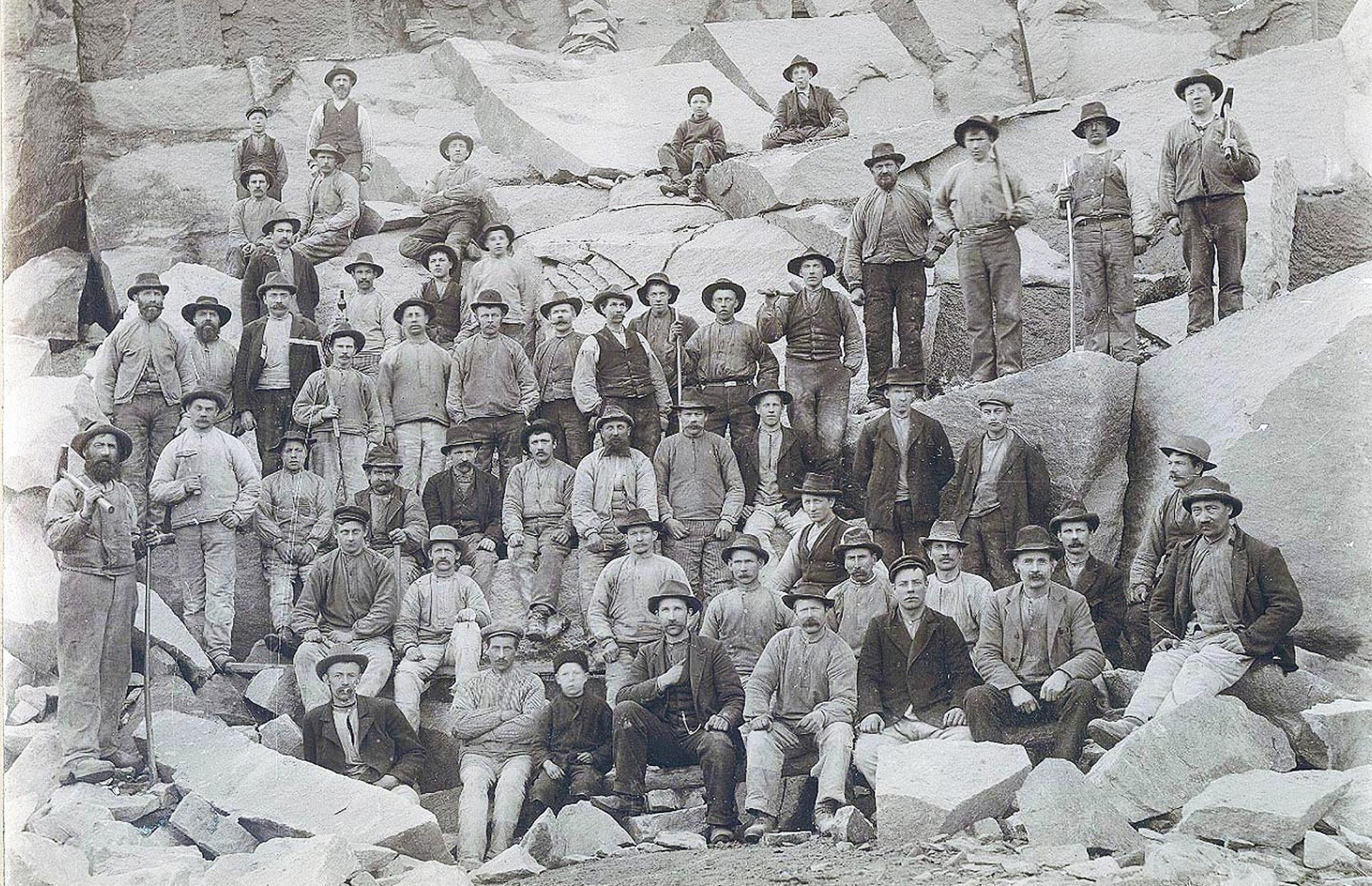 Steinhoggere på Ravnkollen, 1890. Arbeidsdagen starta klokka 6, og varte til tidligst klokka 18.