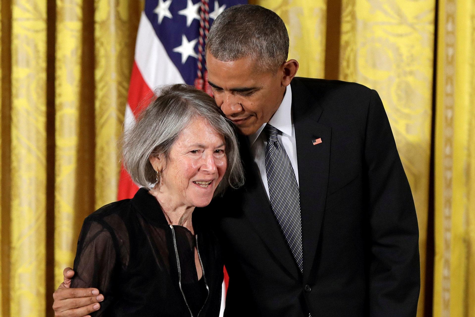 Den amerikanske poeten Louise Glück er tildelt Nobels litteraturpris 2020. Her ved tildelingen av National Humanities Award i 2015 med daværende president Barack Obama. Foto: AFP/NTB