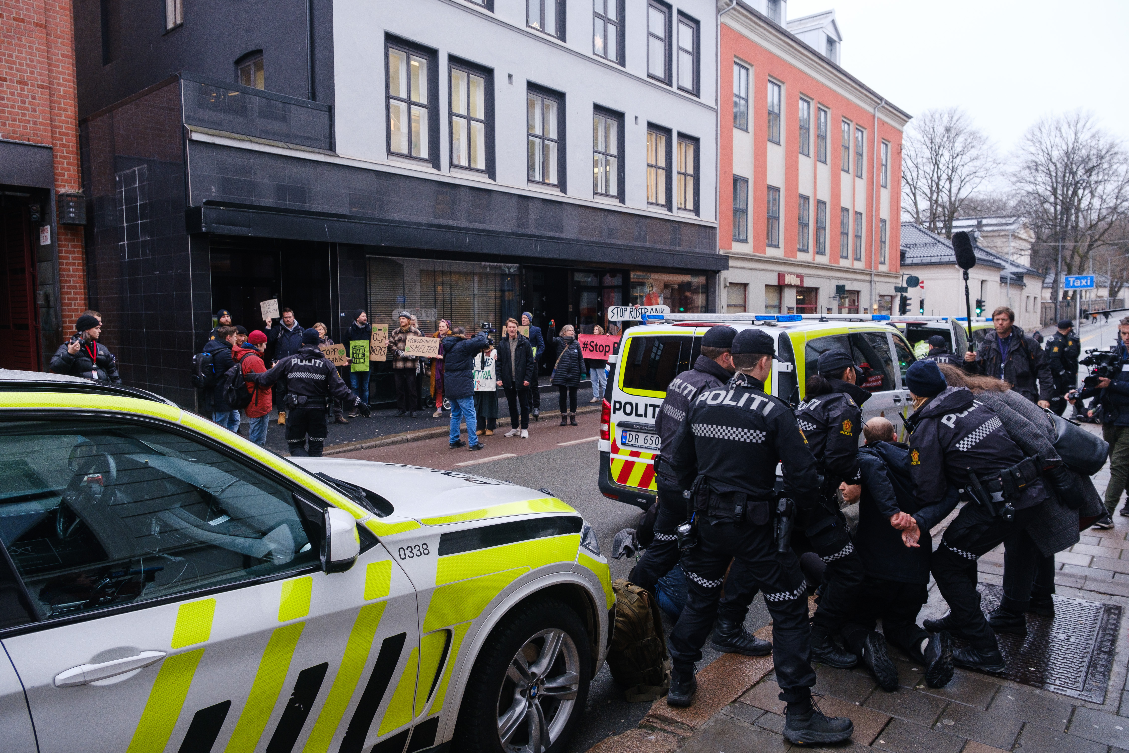 Politiet arresterer aktivister fra Extinction Rebellion, mens de som demonstrerer på tilvist plass et stykke unna Equinors konferanse får bli stående.