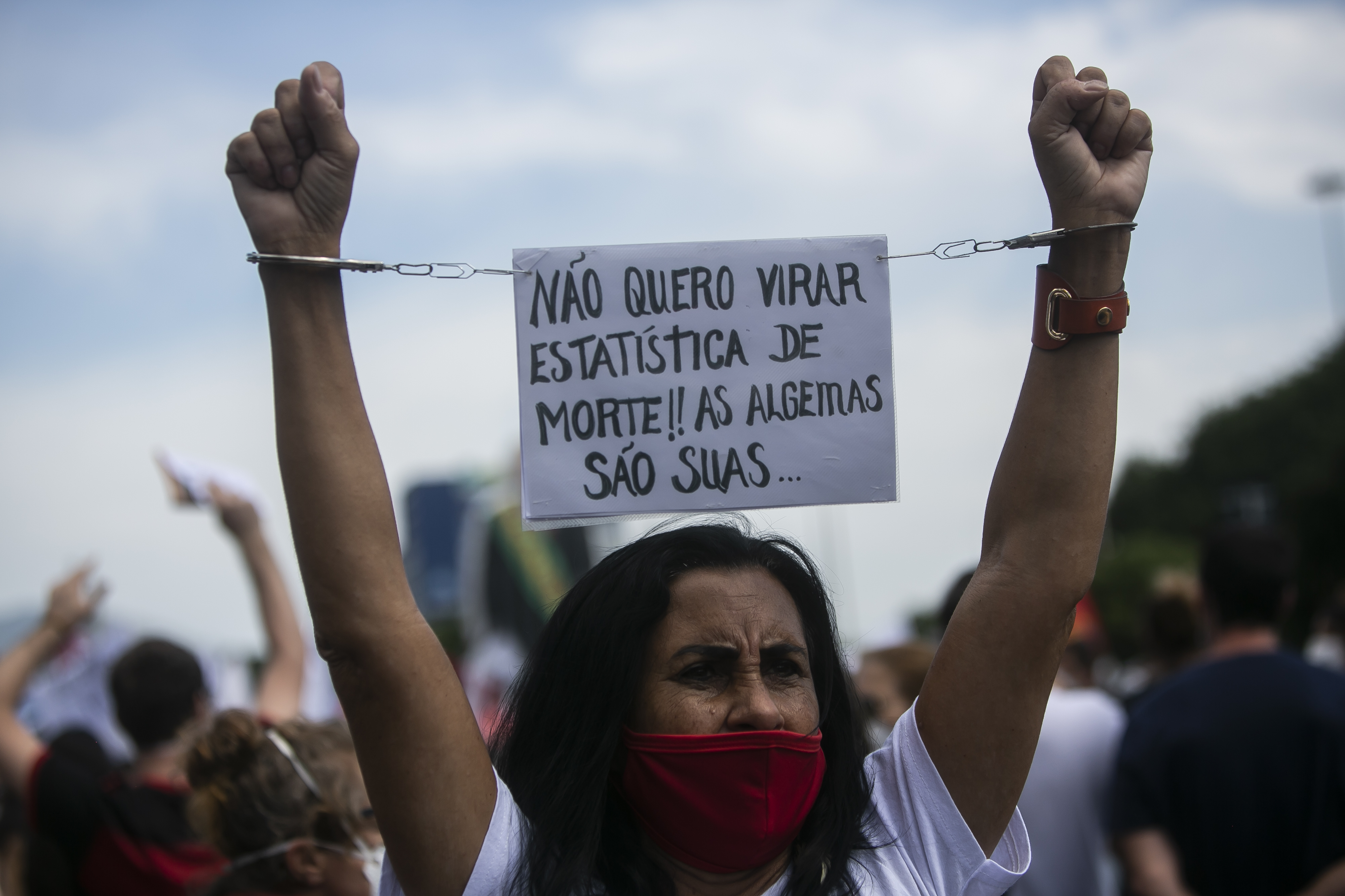 Flere demonstrerte lørdag for å protestere mot Bolsonaros koronahåndtering i Brasil. Foto: Bruna Prado / AP / NTB