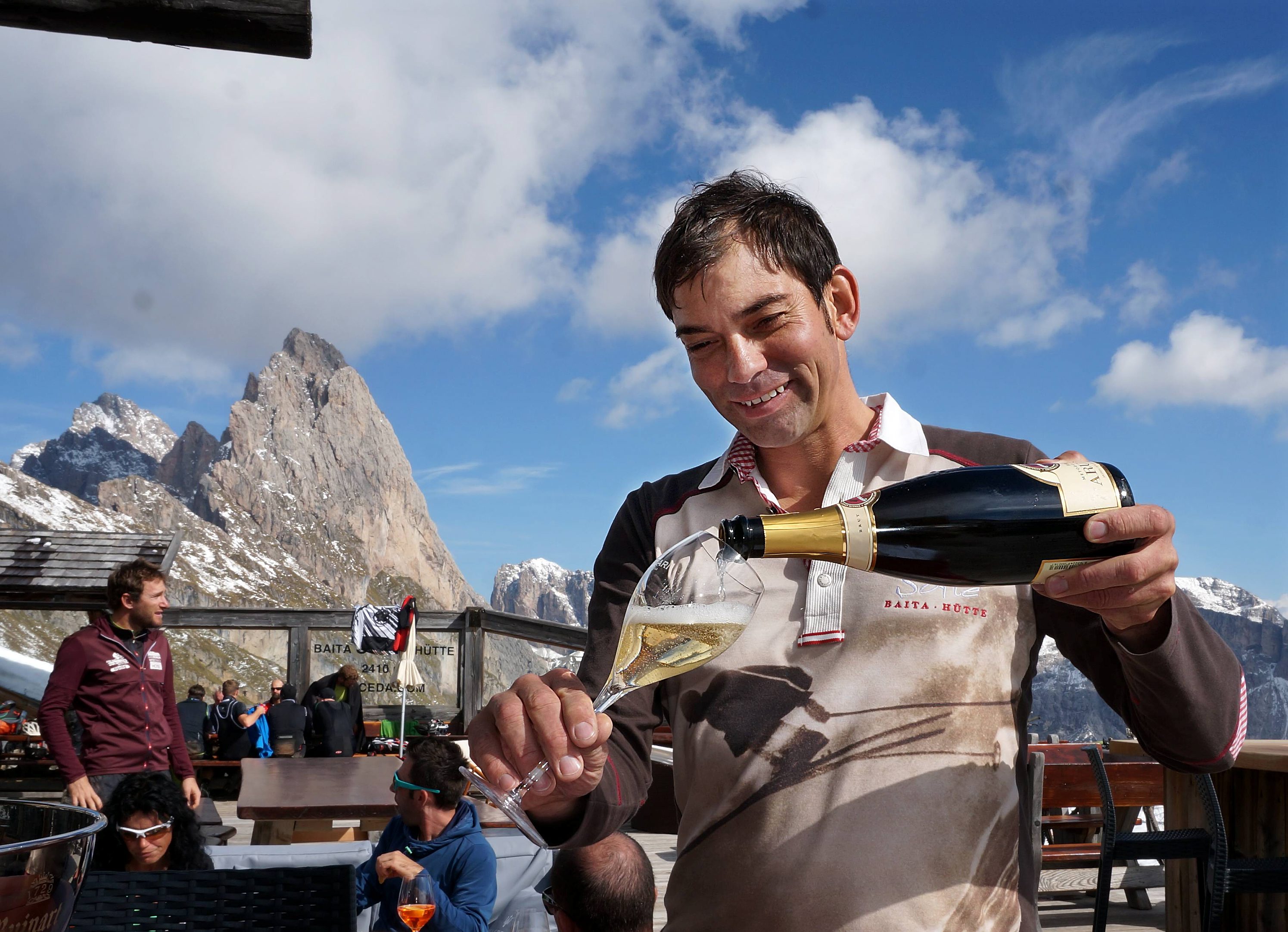 Hyttevert Markus Prinoth serverer iskald prosecco på Baita Sofie turisthytte. FOTO: CHRISTINE BAGLO