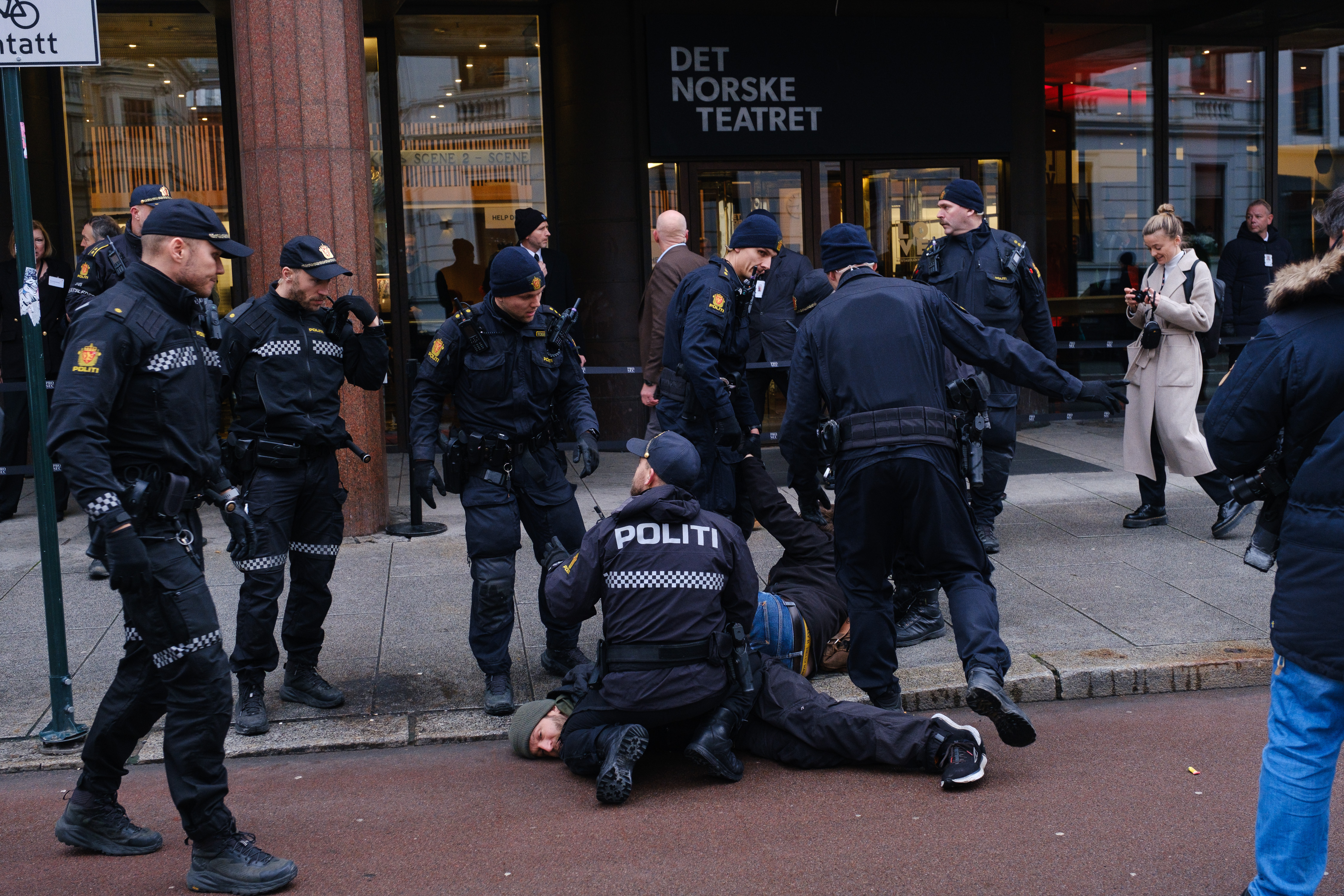 Aktivister fra Extinction Rebellion arresteres utenfor Equinors høstkonferanse på Det Norske Teatret.