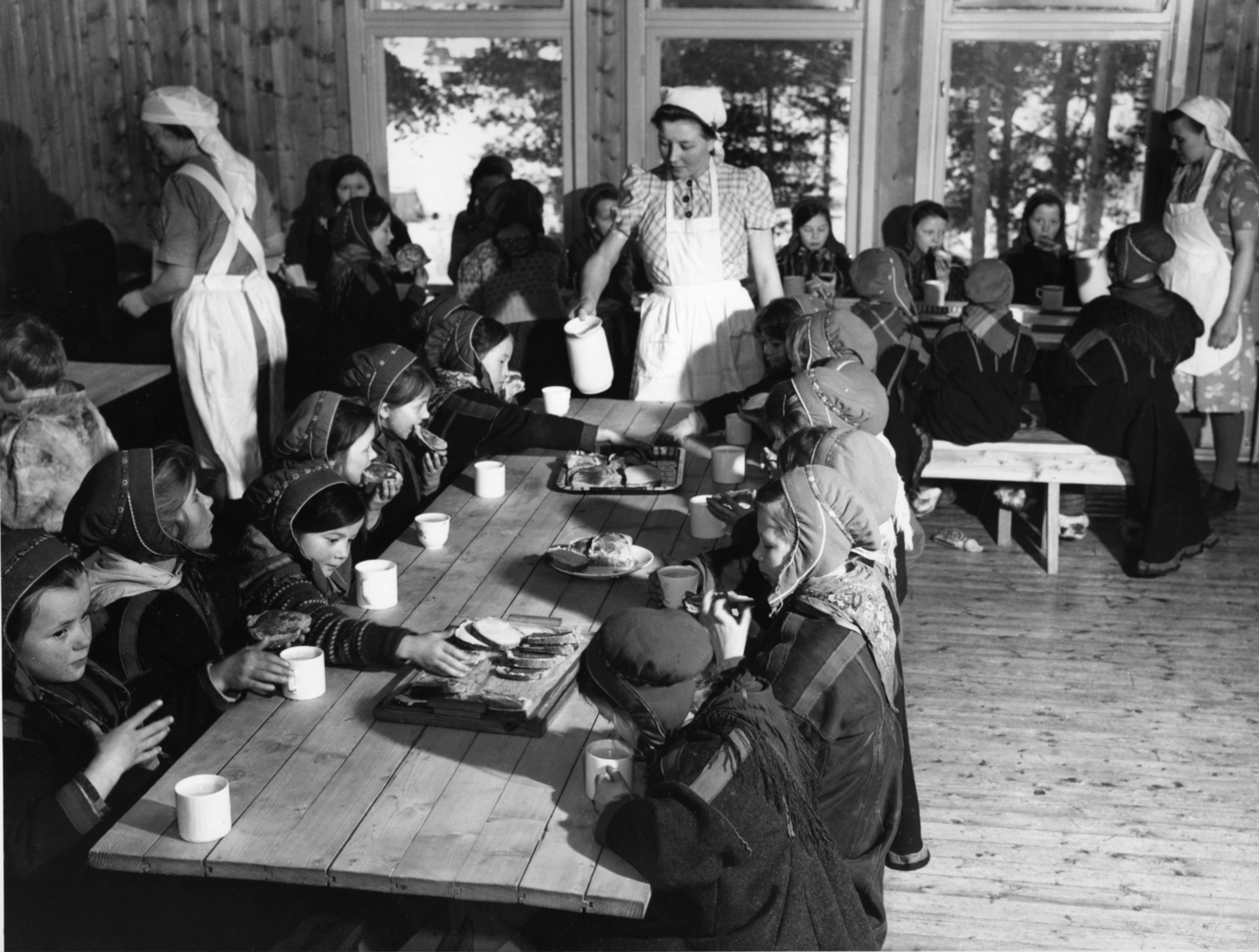 Dette bildet er tatt ved flyttsameskolen i Karasjok i 1950. Internatskoler var en viktig del av norske myndigheters forsøk på å gjøre samene norske, og slå ned samisk kultur.