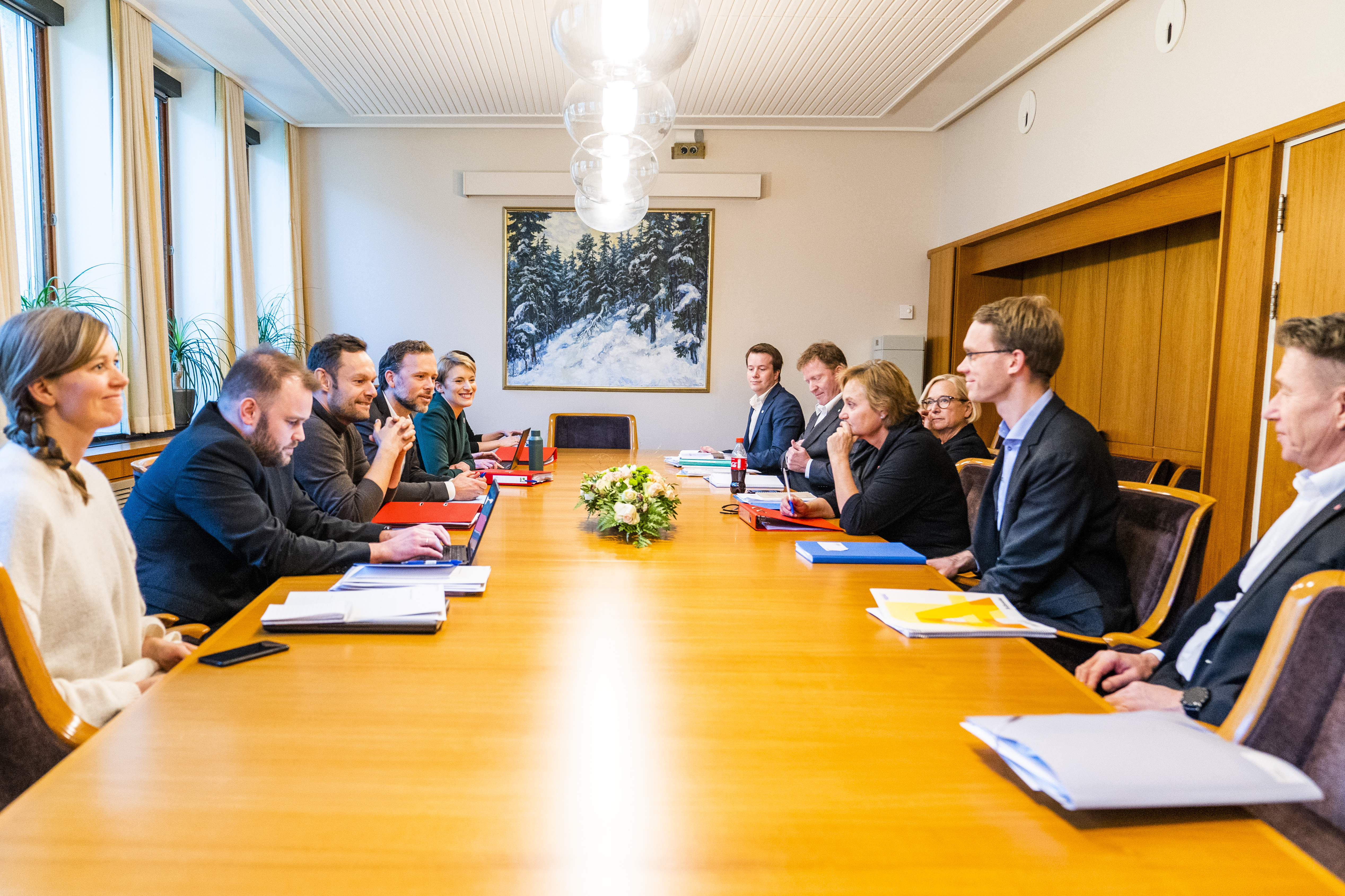 Oslo 20211122. 
SV-leder Audun Lysbakken møter Marit Arnstad (Sp) og Rigmor Aasrud til budsjettforhandlinger på Stortinget mandag. I denne forhandlingsrunden har de med seg forsterkninger fra partiene sine.
På venstres side av bordet sitter SVs delegasjon med f.v.: rådgiver Trine Østereng, sekretariatsleder Bjarne Kristoffersen, nestleder Torger Knag Fylkesnes, partileder Audun Lysbakken, finanspolitisk talsperson Kari Elisabeth Kaski og rådgiver Roman Eliassen
På høyre side: 
rådgiver Geir Indrefjord (Sp), finanspolitisk talsperson Sigbjørn Gjelsvik (Sp), parlamentarisk leder Marit Arnstad (Sp), parlamentarisk leder Rigmor Aasrud (Ap), finanspolitisk talsperson Eigil Knudsen (Ap) og leder av Stortignets energi og miljøkomite Terje Aasland (Ap).
Foto: Håkon Mosvold Larsen / NTB