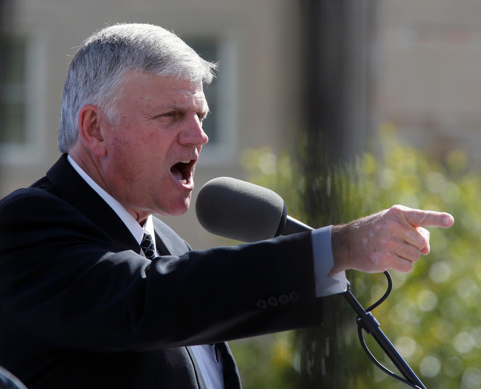 Franklin Graham fick visum trots protester