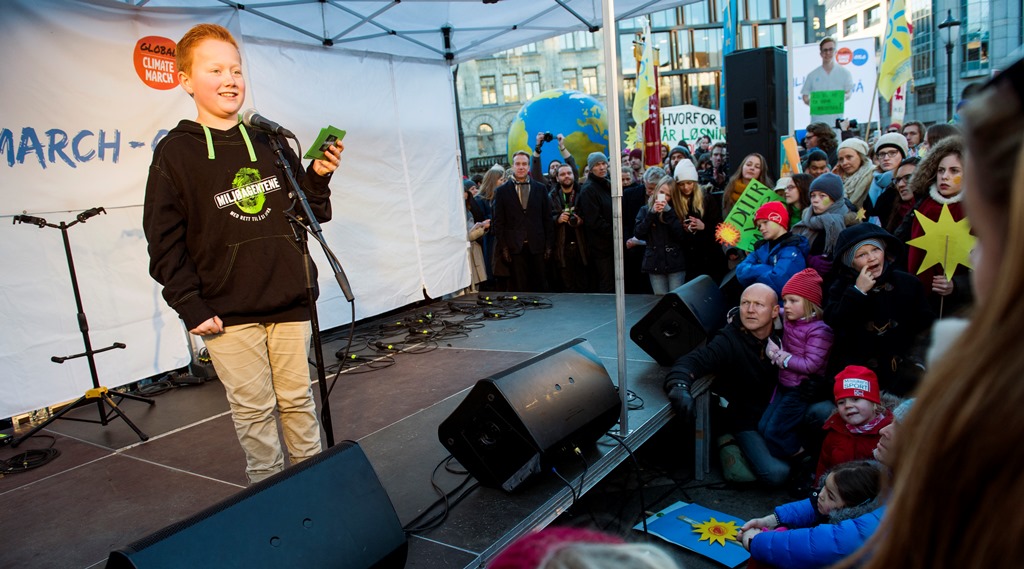 Victor fra Miljøagentene holder tale på Eidsvolls plass under Folkets klimamarsj i Oslo lørdag. Arrangementet er en del av Global Climate March. FOTO: FREDRIK VARFJELL/NTB SCANPIX