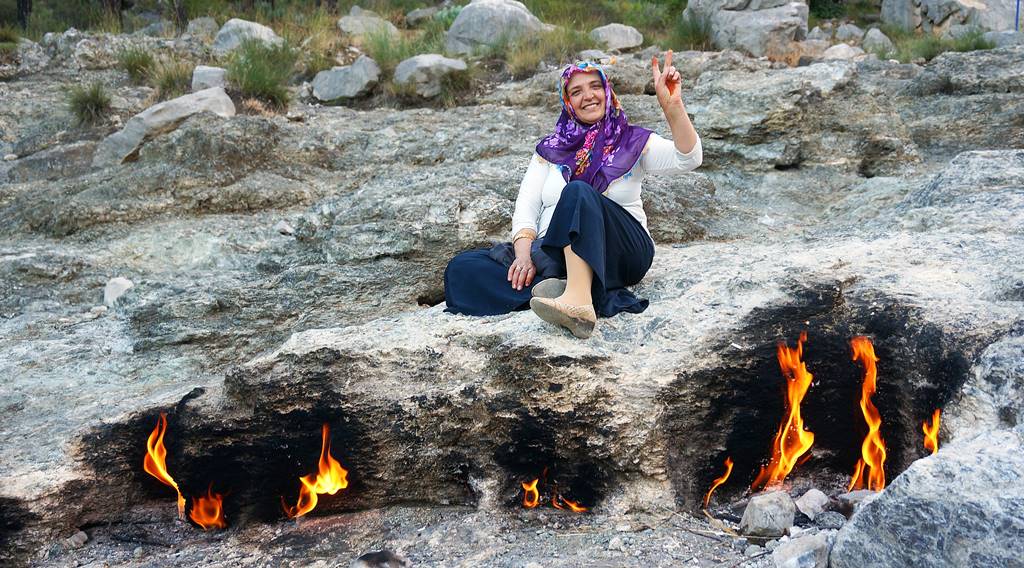 Chimeras flammer slikker ut av små åpninger i fjellet. FOTO: CHRISTINE BAGLO