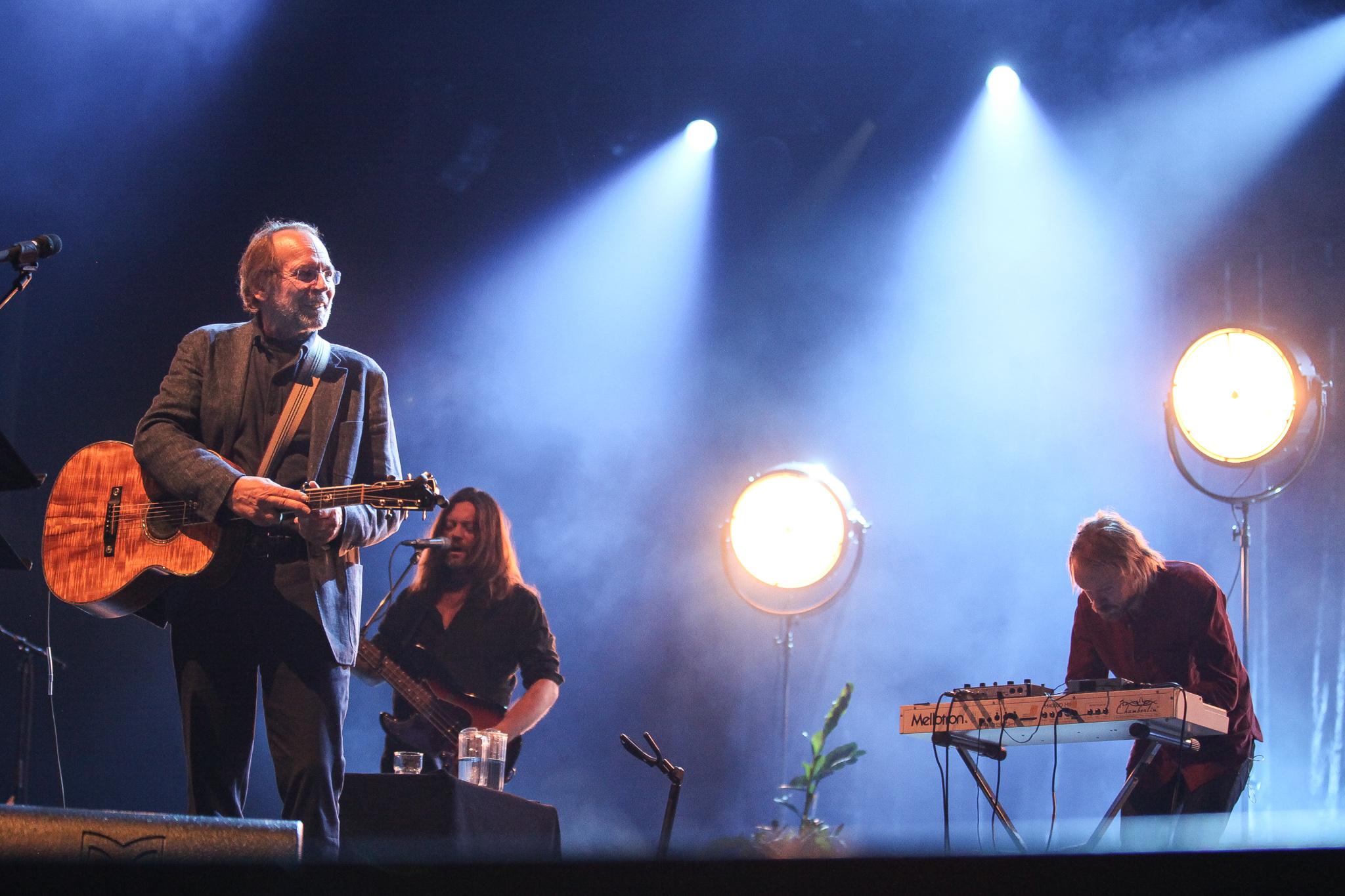 Ole Paus og Motorpsycho på scenen i Operaen.