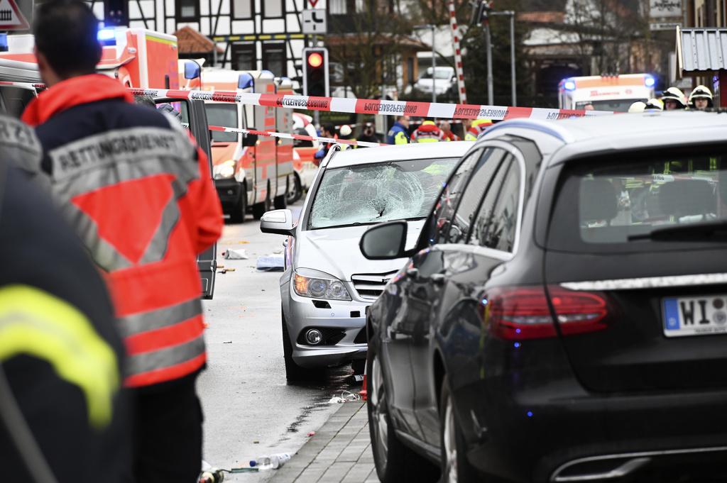 Polis och räddningsarbetare på plats i tyska Volkmarsen efter att en bil kört in i en folkmassa under ett karnevalståg.