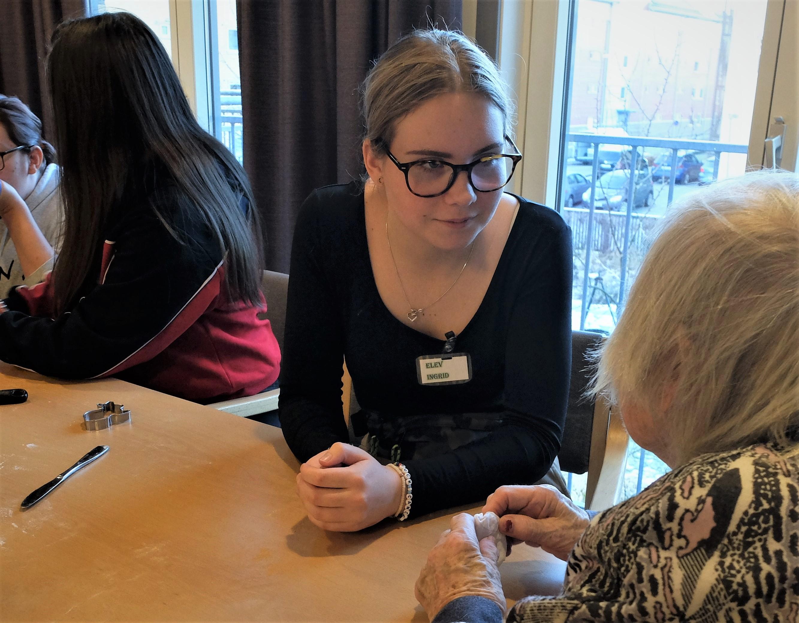 98-åringen forteller om reiser og opplevelser i løpet av et langt liv, til skoleelev Ingrid Sofie Røsholdt Glenne (16). De ansatte ved Hamborgstrøm bo- og servicesenter forteller at de har fått overvære mange rørende møter mellom generasjonene, etter at elevene fra Ung11 begynte å besøke pasientene.