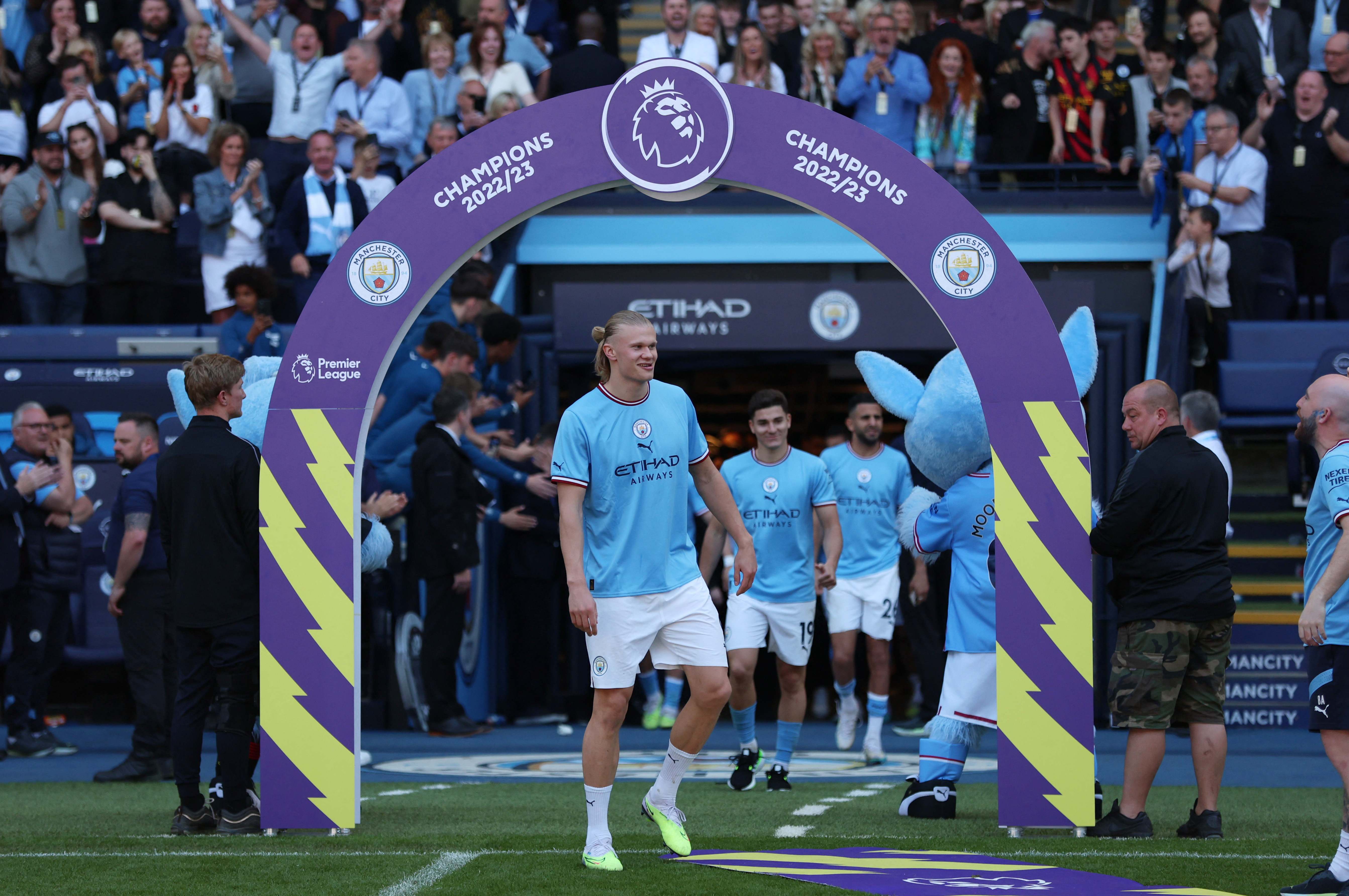 Erling Braut Haaland og Manchester City sparker i gang Premier League-sesongen – dette er fredagens TV-sport bilde