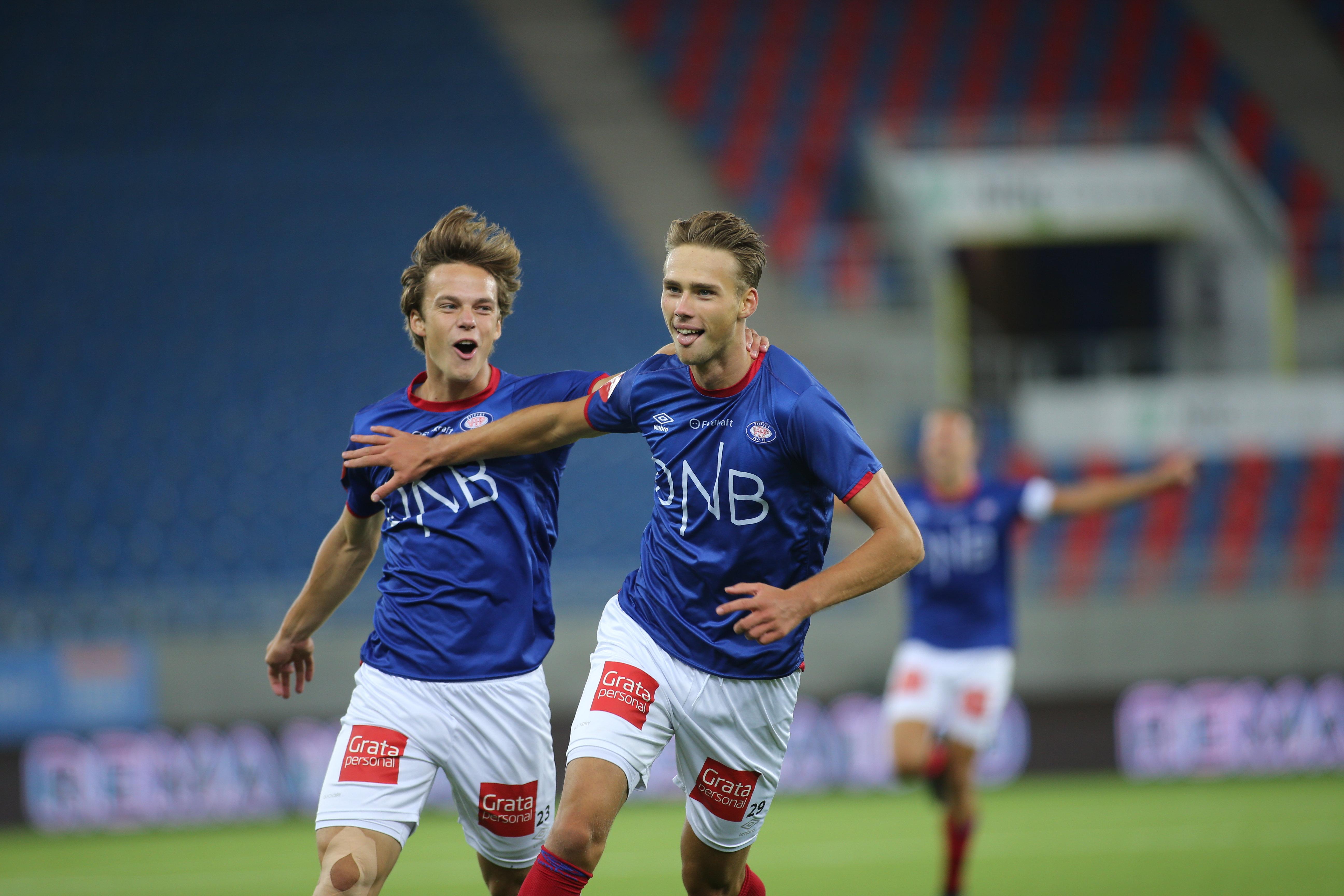 Oslo 20180819. Vålerengas Magnus Grødem (th) jubler etter 2-0 scoringen under eliteseriekampen i fotball mellom Vålerenga og Tromsø på Intility Arena. Foto: Geir Olsen / NTB scanpix