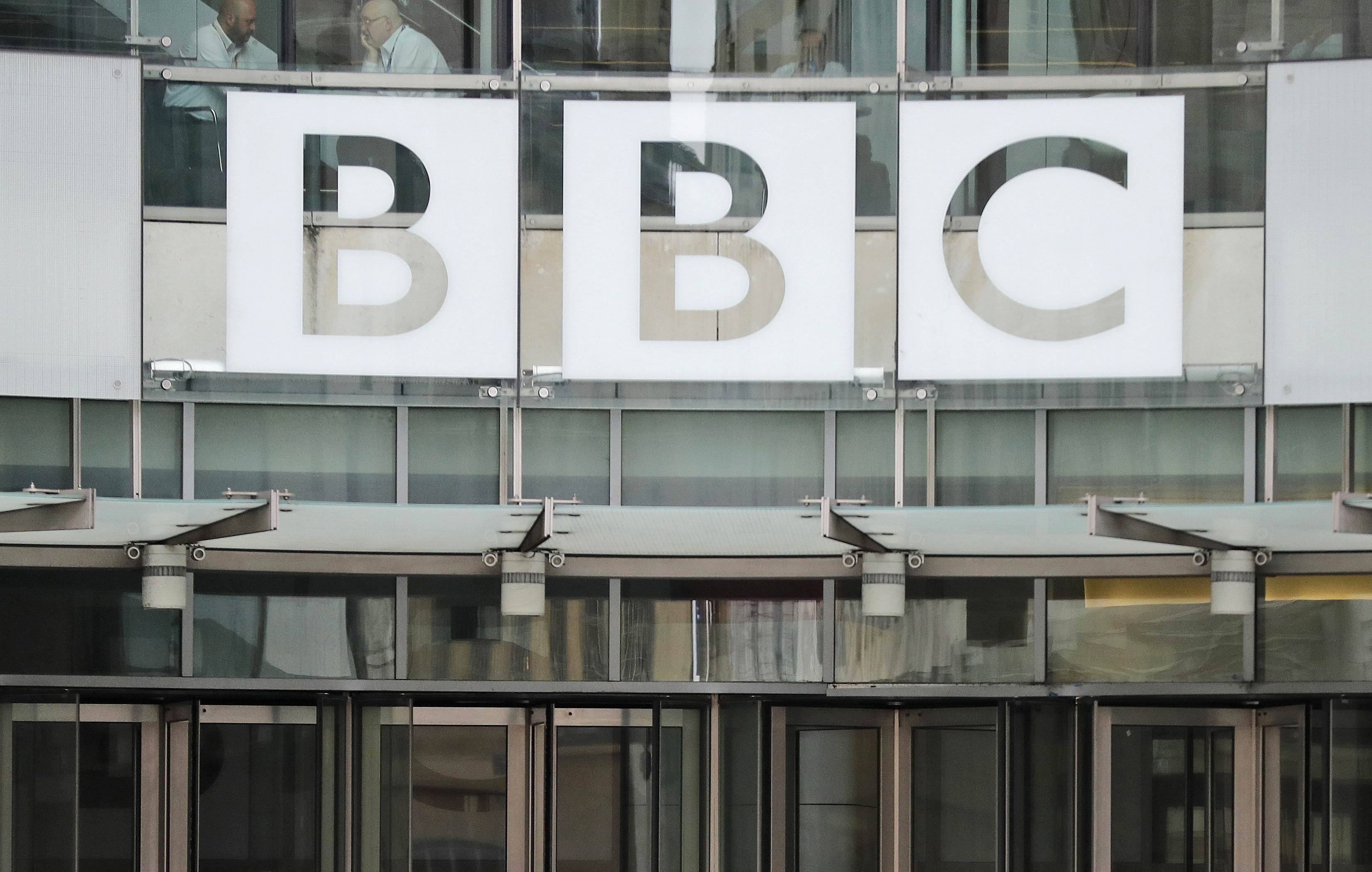 BBC One rydder sendetid for dronningen
