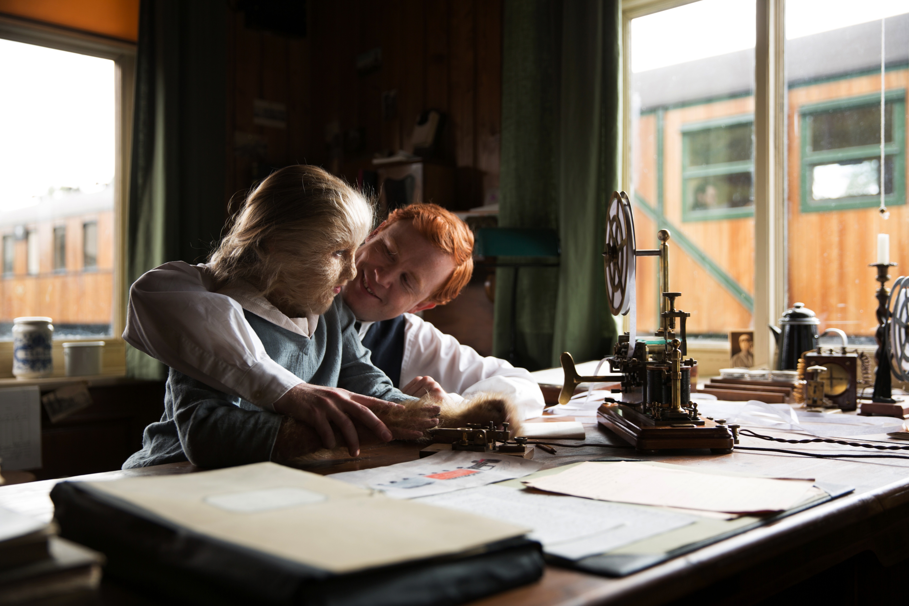 Rolf Kristian Larsen og Aurora Lindseth-Løkka som Gnisten og Eva i "Løvekvinnen".