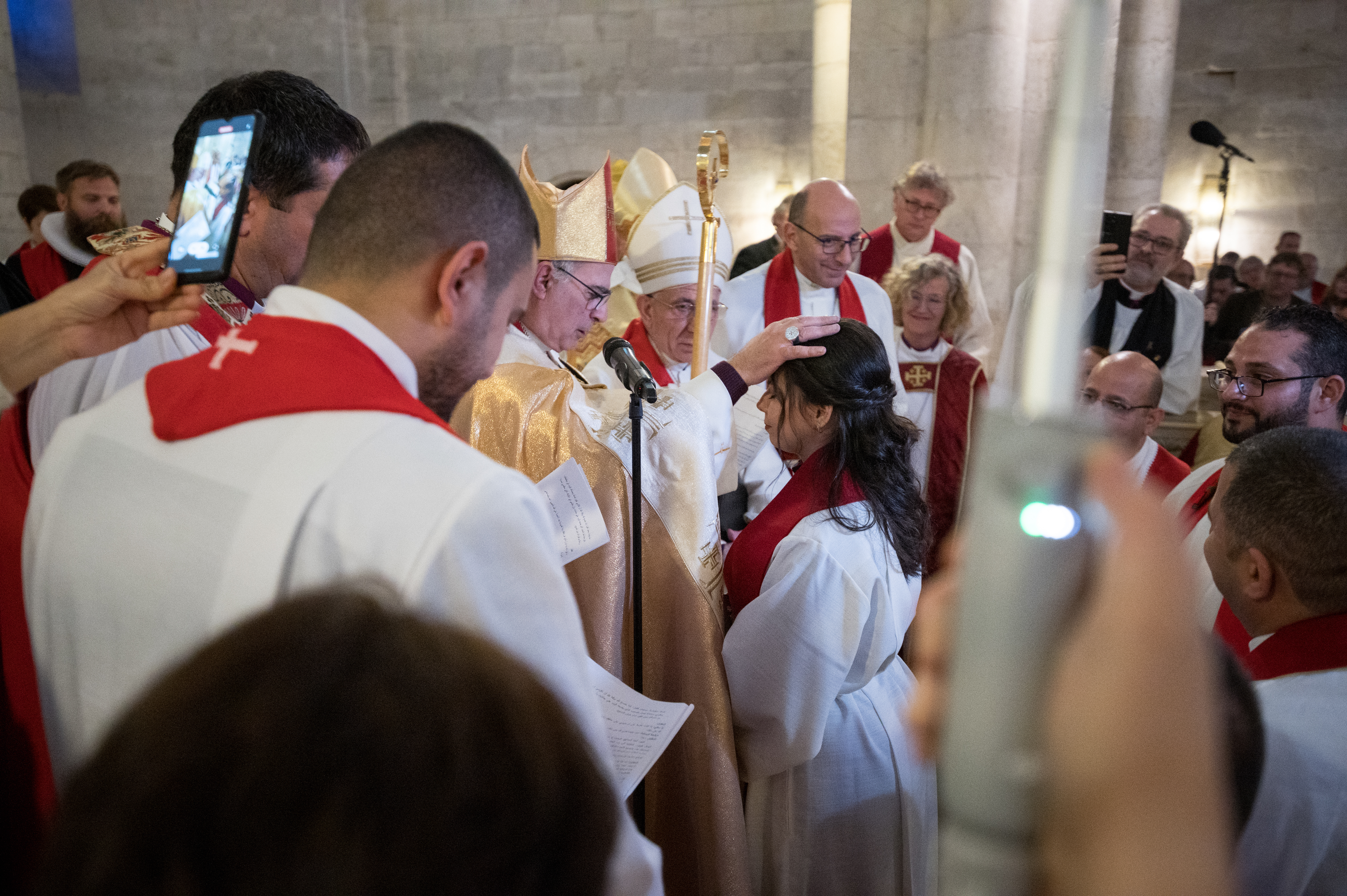 Det är hög stämning när Sally Azar som första palestinska kvinna vigs till präst i
den stora Frälsarens kyrka (Church of the Redeemer) i Jerusalem.