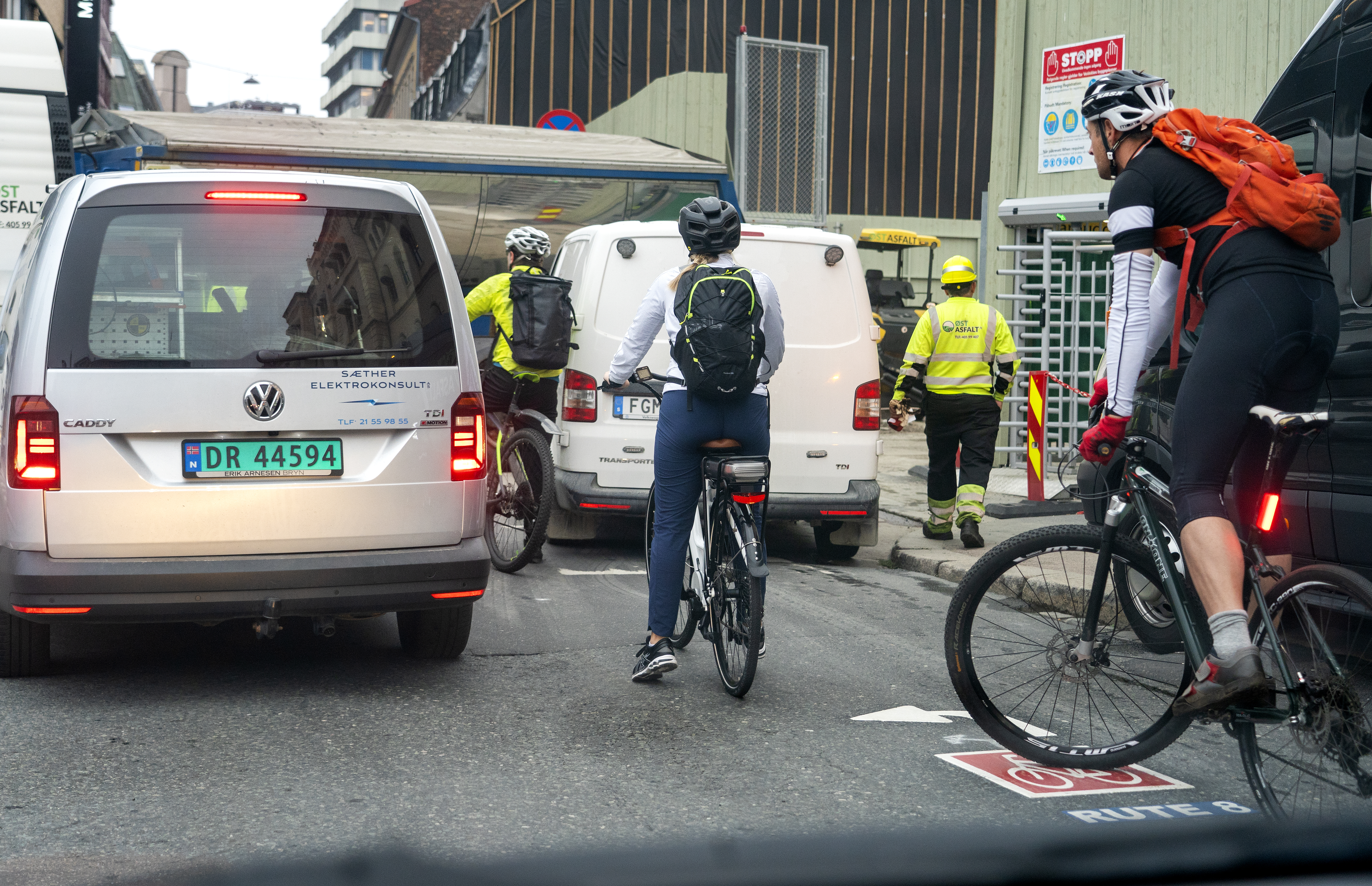 Fortsatt er det veldig mye som er ugjort før det å bruke sykkelen blir enkelt og greit, som dette bildet fra Oslo sentrum indikerer.