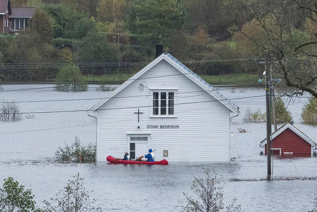 Bildet viser et hus i vannet.