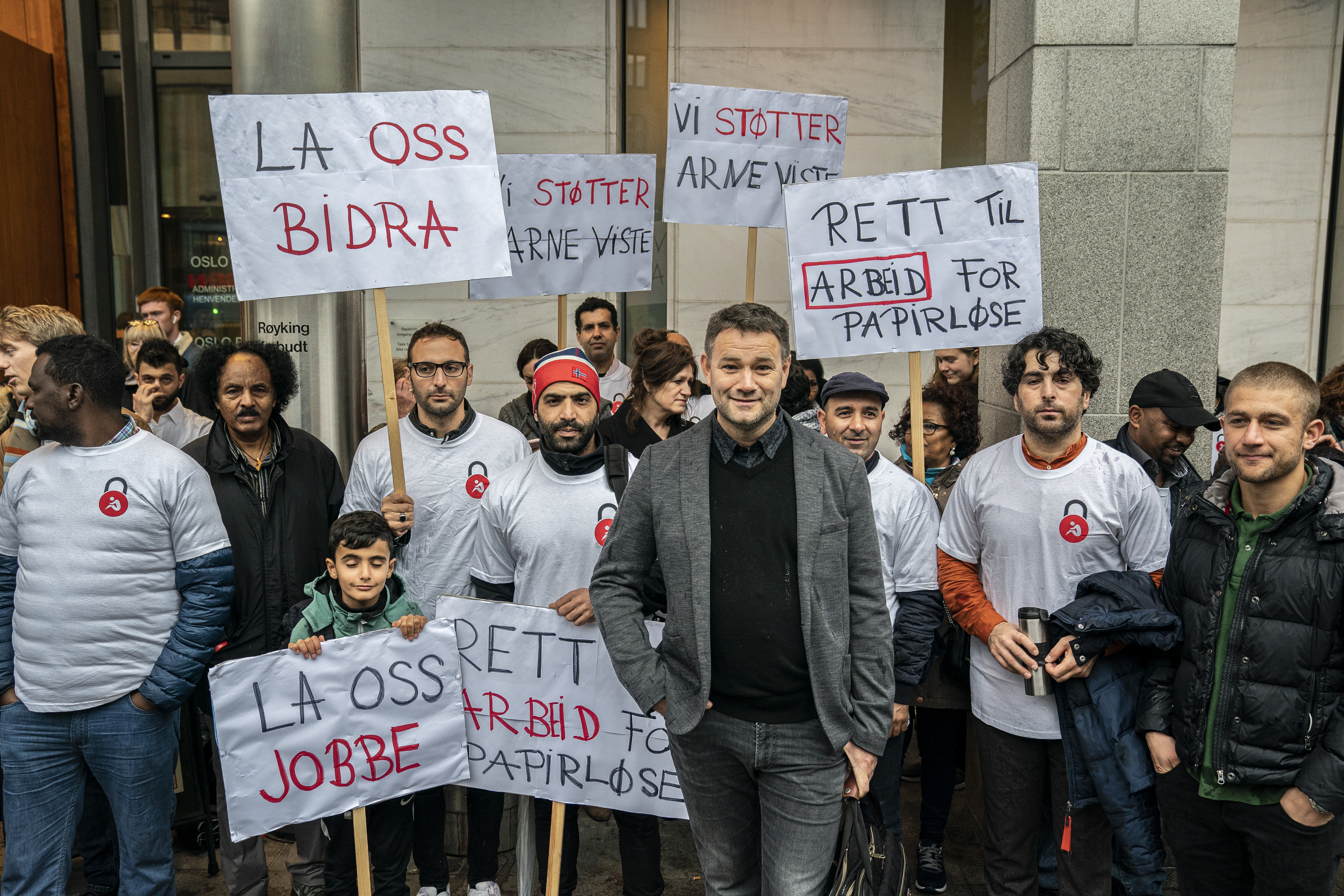 Mandag startet rettssaken mot Arne Viste (52), som er tiltalt for å ha ansatt asylsøkere uten lovlig opphold. 

Rettssalen var fullsatt, og demonstranter hadde møtt opp utenfor tinghuset for å vise støtte til Viste. 

Arne Viste er daglig leder i et bemanningsbyrå og en nettbutikk. Han har brutt loven med vilje, ved å ansette asylsøkere uten lovlig opphold og har uttalt at han er villig til å gå i fengsel for saken.