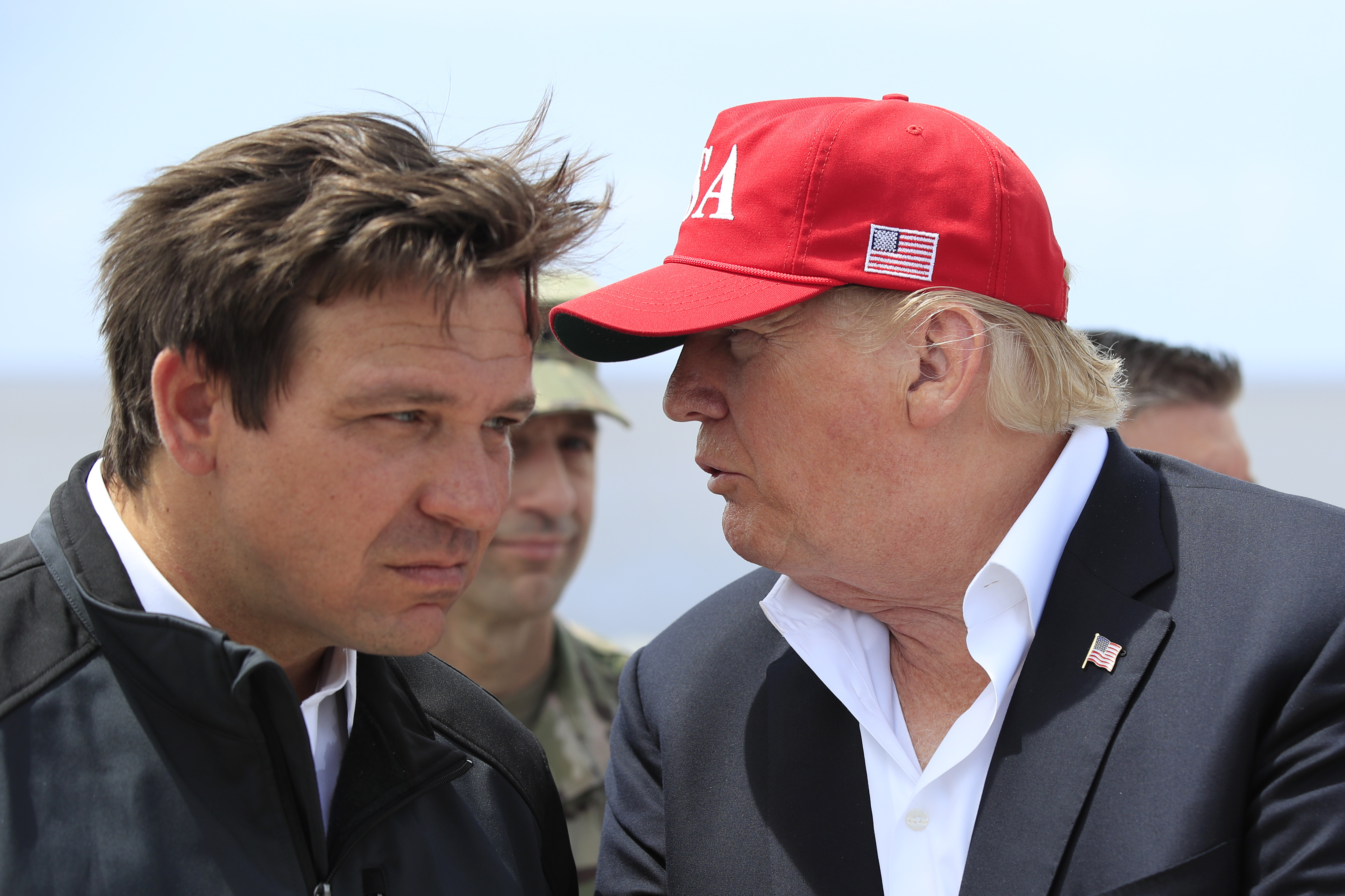 Ron DeSantis og Donald Trump snakker sammen i 2019. De to har i økende grad blitt beskrevet som rivaler.