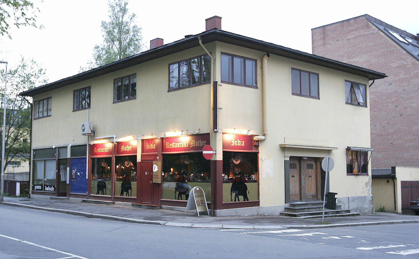 I det gule funkishuset som lå vis-à-vis Lykkebergparken, startet ekteparet Sharma i 1997 restauranten Mother India. For elleve år siden flyttet de virksomheten til et hjørnelokale i Storgata. Arkivfoto: