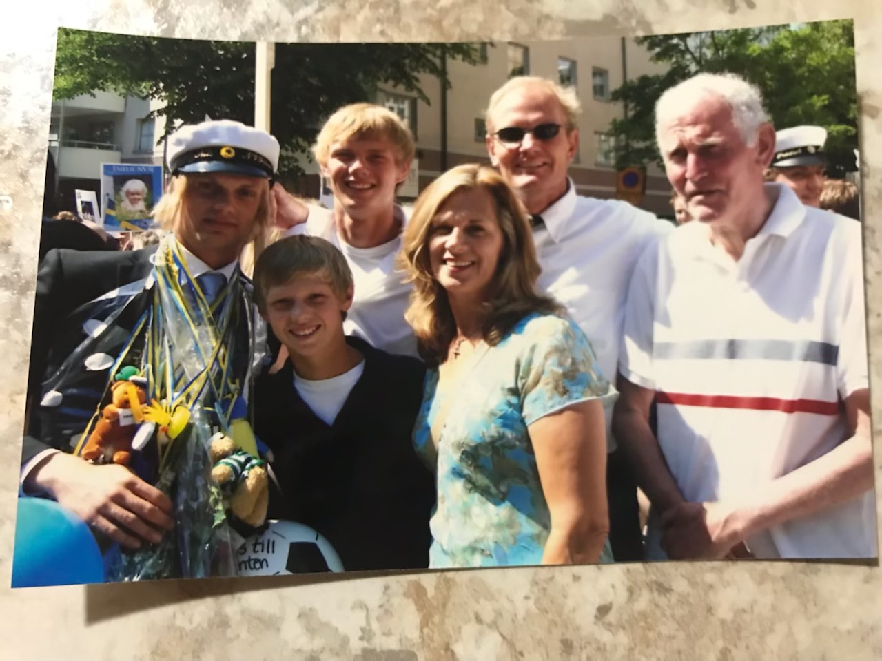 Daniel Carlson (mitten) bodde tillsammans med sina två bröder och föräldrar i Örebro för 15 år sedan.