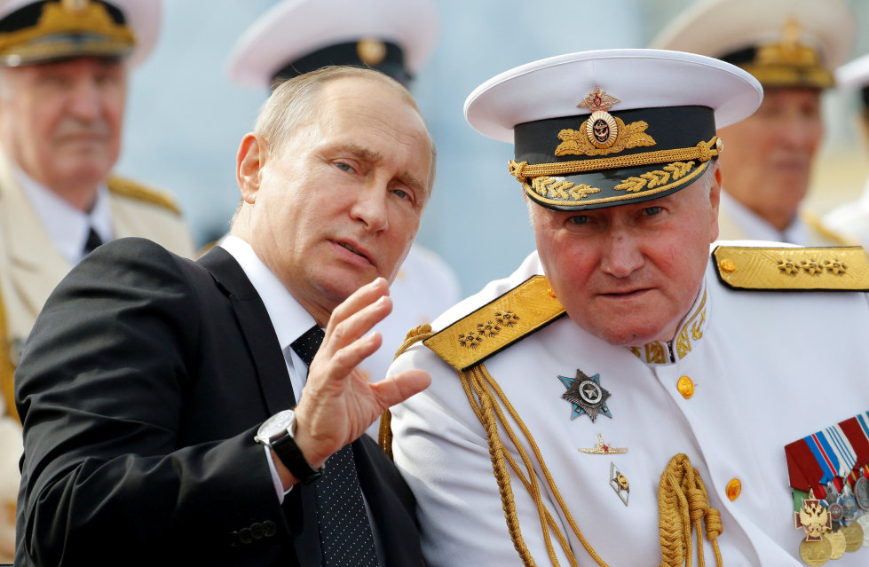 KAN STYRKES: Russlands president Vladimir Putin kan komme styrket ut av det på hjemmebane når han kaster ut 755 diplomatiske ansatte fra USA      på russisk jord. Her er han med lederen for den russiske marinen, Vladimir Korolev, under en markering i Sankt Petersburg i helgen. FOTO: Alexander Zemlianichenko/ NTB SCANPIX