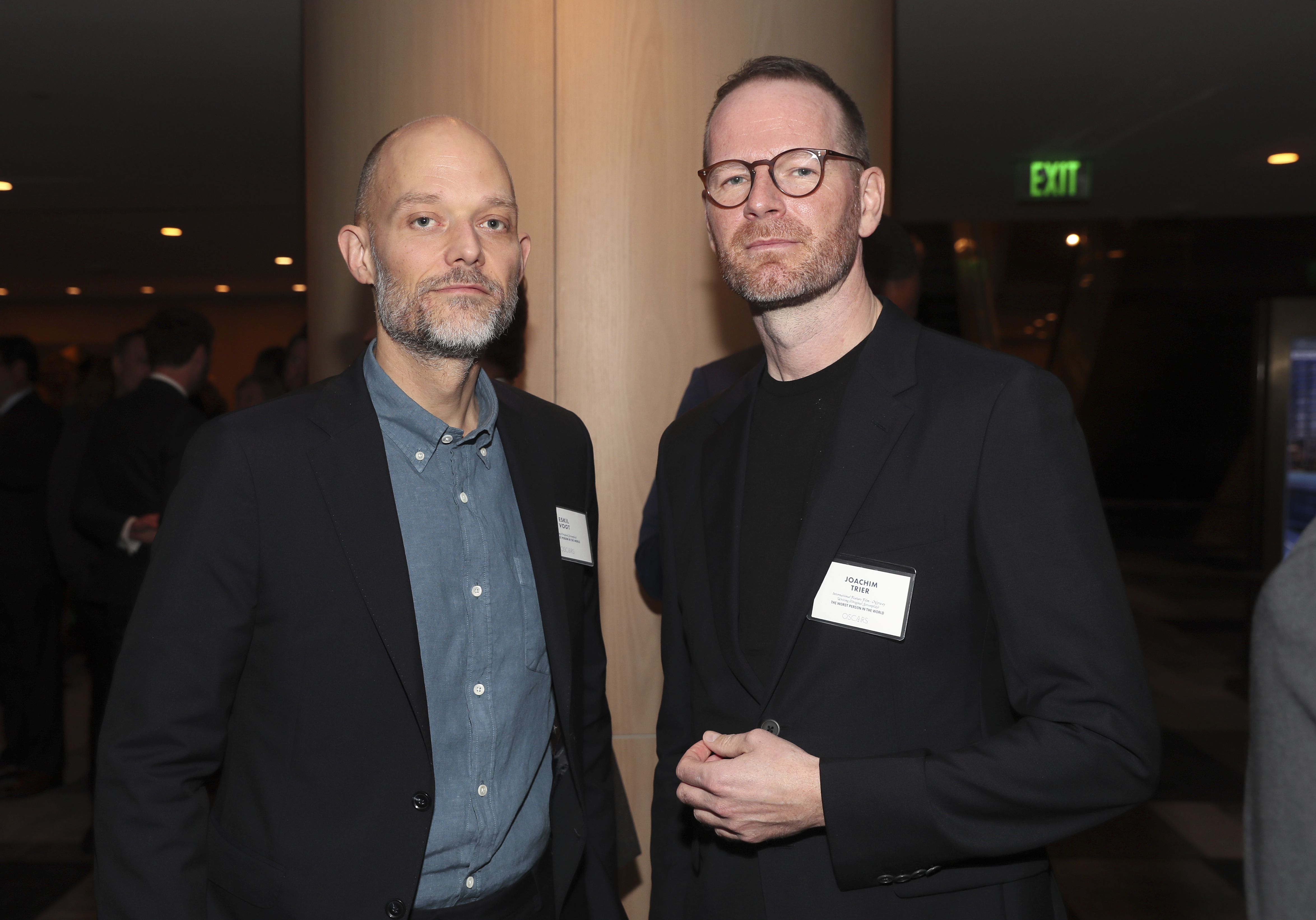 Eskil Vogt og Joachim Trier på Oscar-lunsj for de nominerte i mars i år. «Verdens verste menneske» innbragte dem en Oscar-nominasjon for beste manus, i tillegg til nominasjonen for beste fremmedspråklige film. Foto: AP