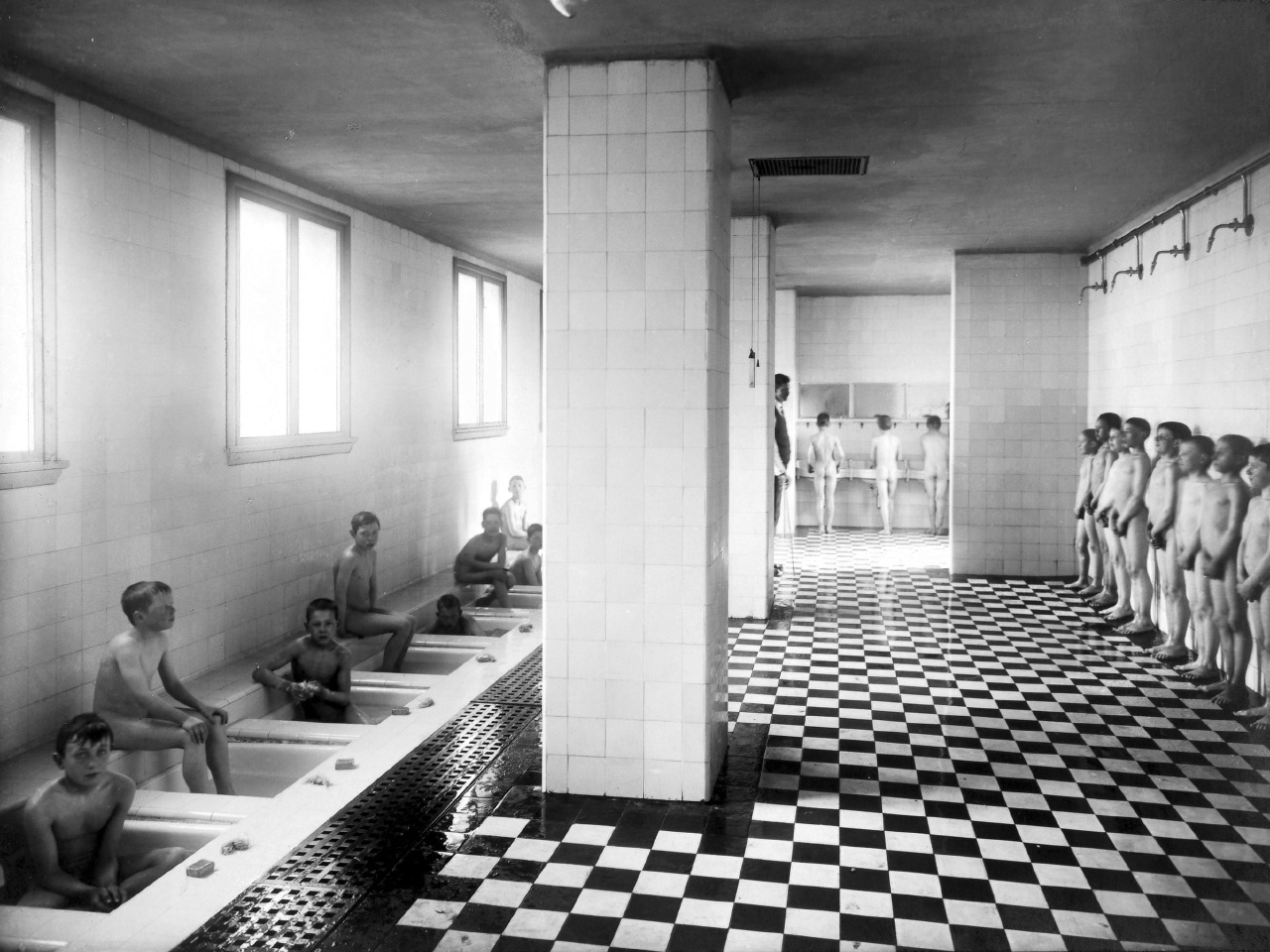 Bad ved Hersleb skole i 1922. For å bedre helsa blant barn ble det fra 1912 etablert bad med egne «badedamer» ved byens skoler. FOTO: UKJENT PERSON/OSLO BYARKIV 
