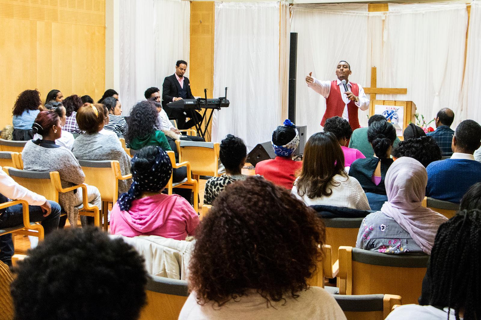 VÄXANDE FÖRSAMLING. Eritreanska Kebron International Apostolic Church har omkring 250 medlemmar, och möts till gudstjänster i Solna. Församlingen är en av allt fler migrantkyrkor i Sverige.