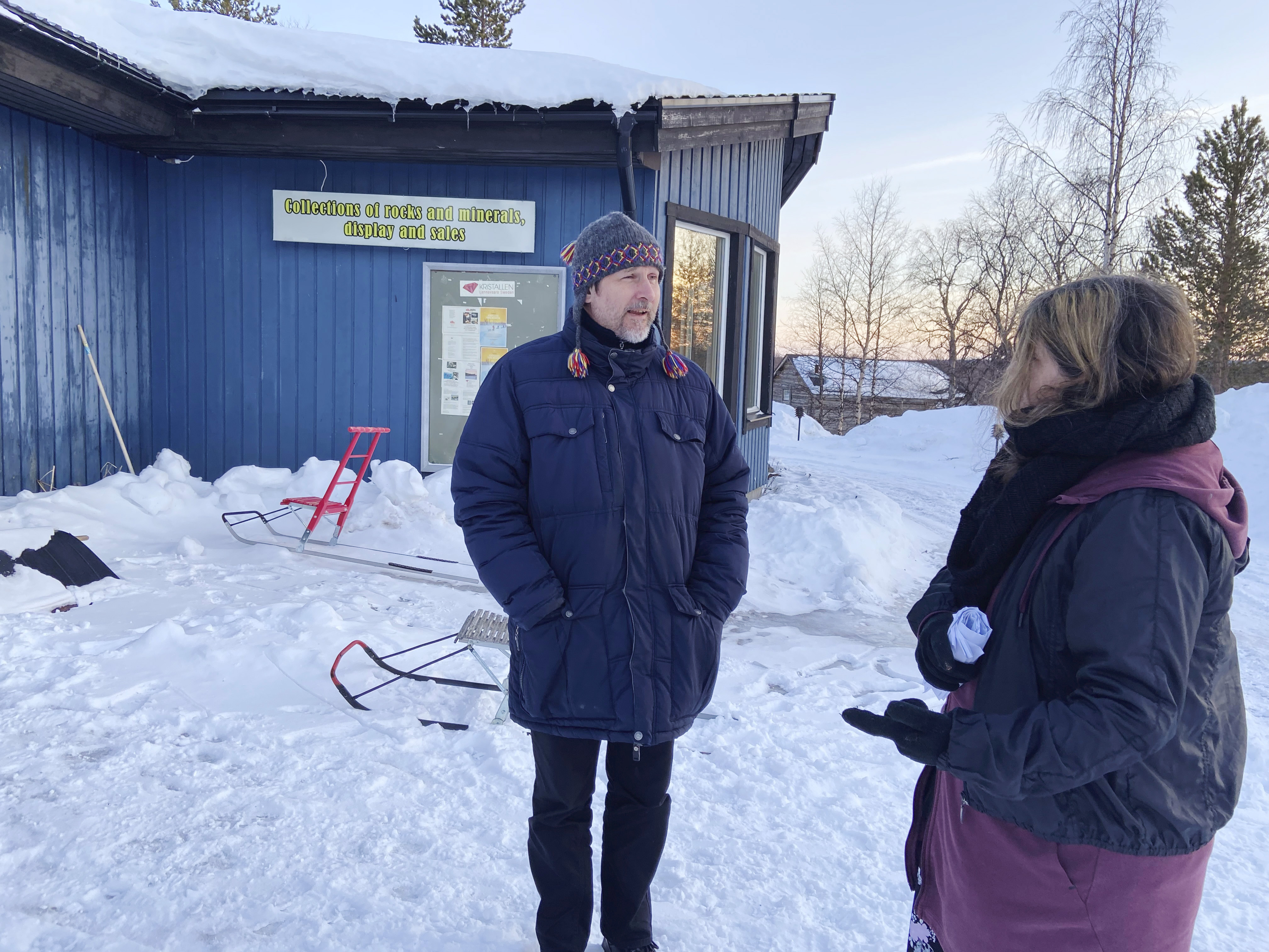 Jean Claude Marclay och Annika Coen utanför kristallen i lannavaara.