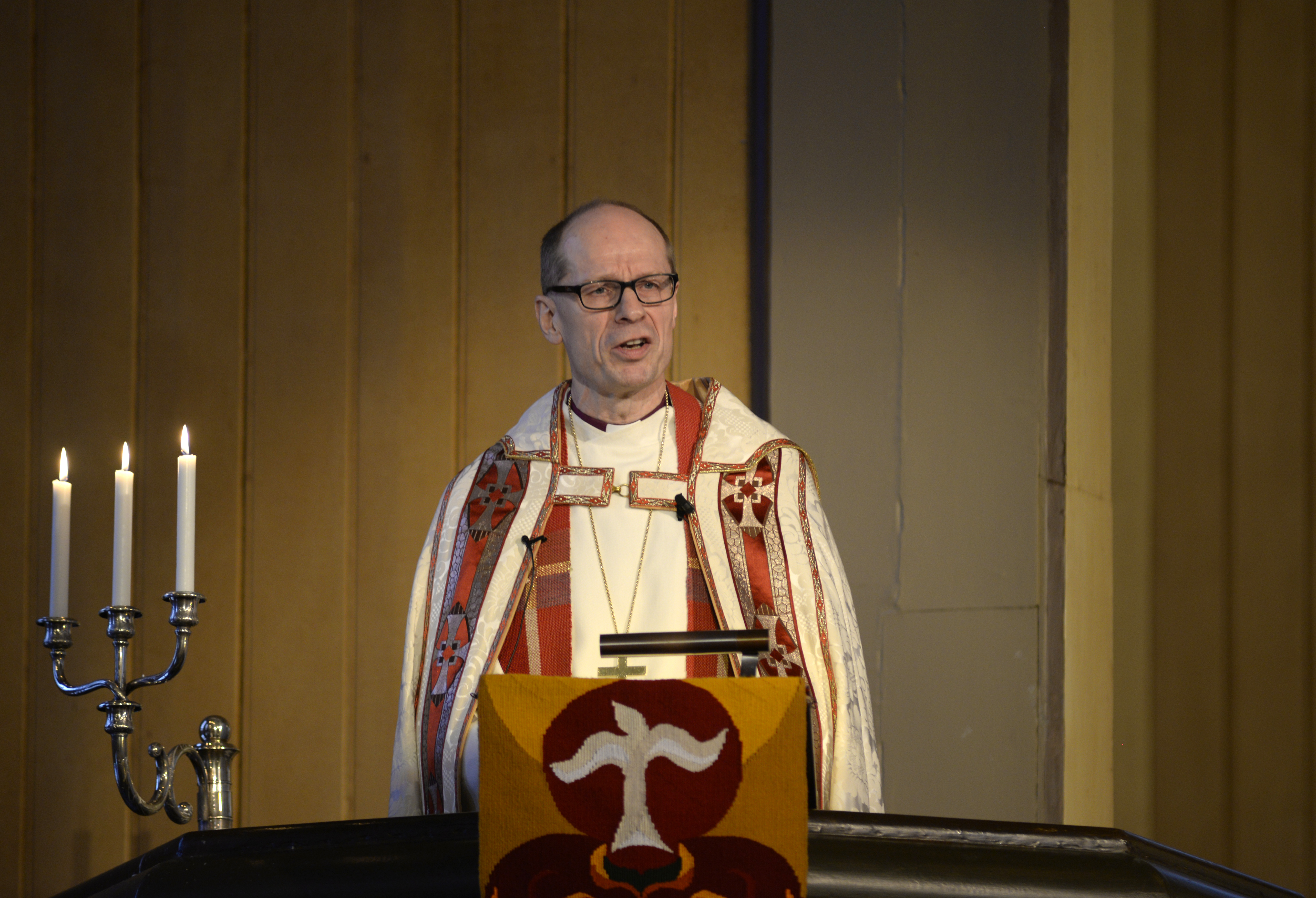 Tromsø  20141109.
Olav Øygard ble i dag vigslet til biskop i Nord-Hålogaland bispedømme. Han ble vigslet av preses i Bispemøtet, biskop Helga Haugland Byfuglien, i Tromsø Domkirke. Hans Majestet Kong Harald var også til stede.
Foto: Rune Stoltz Bertinussen / NTB