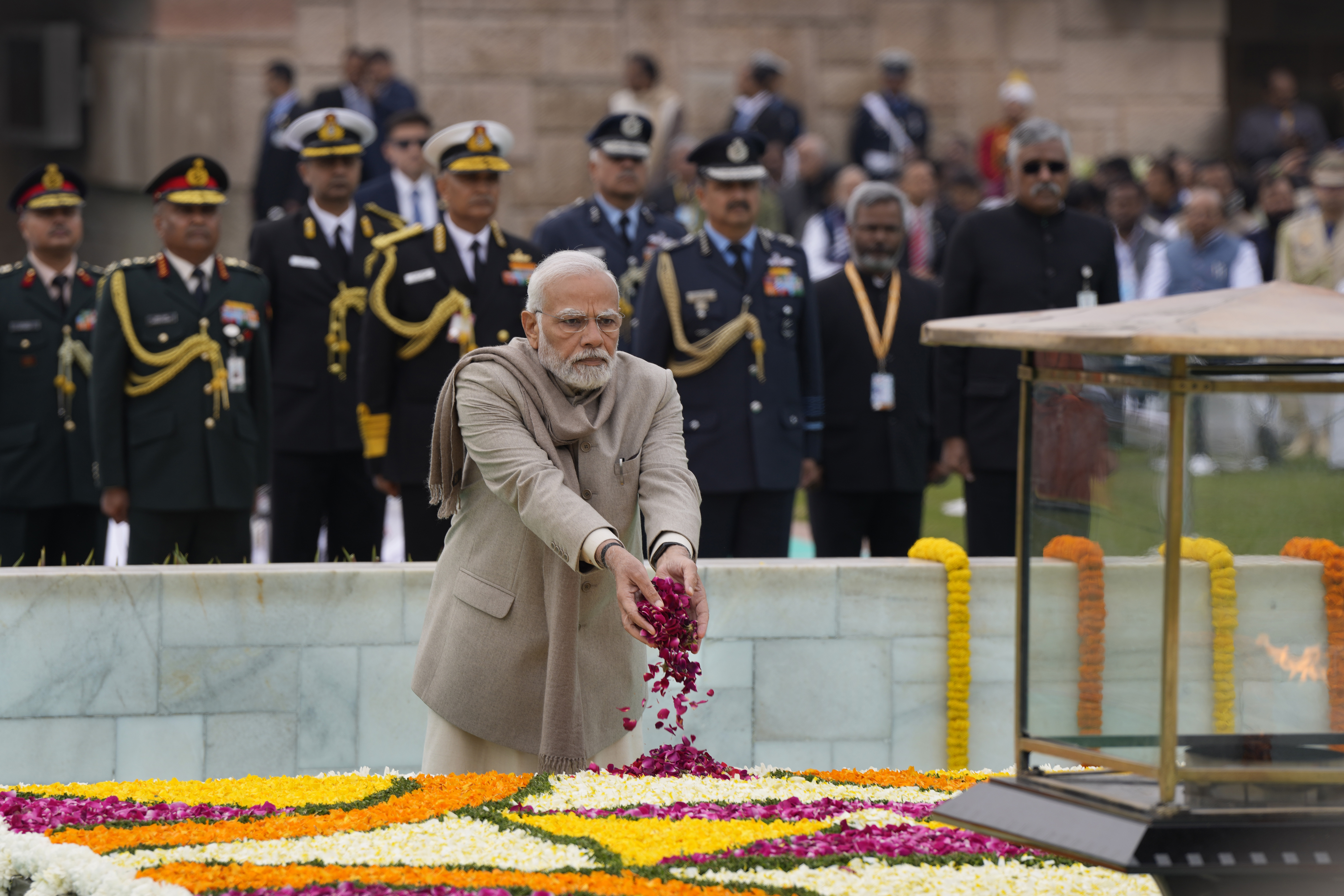 Indias statsminister Narendra Modi legger ned blomster ved Rajghat, et minnesmerke for Mahatma Gandhi i Indias hovedstad New Delhi. Foto: Manish Swarup / AP / NTB