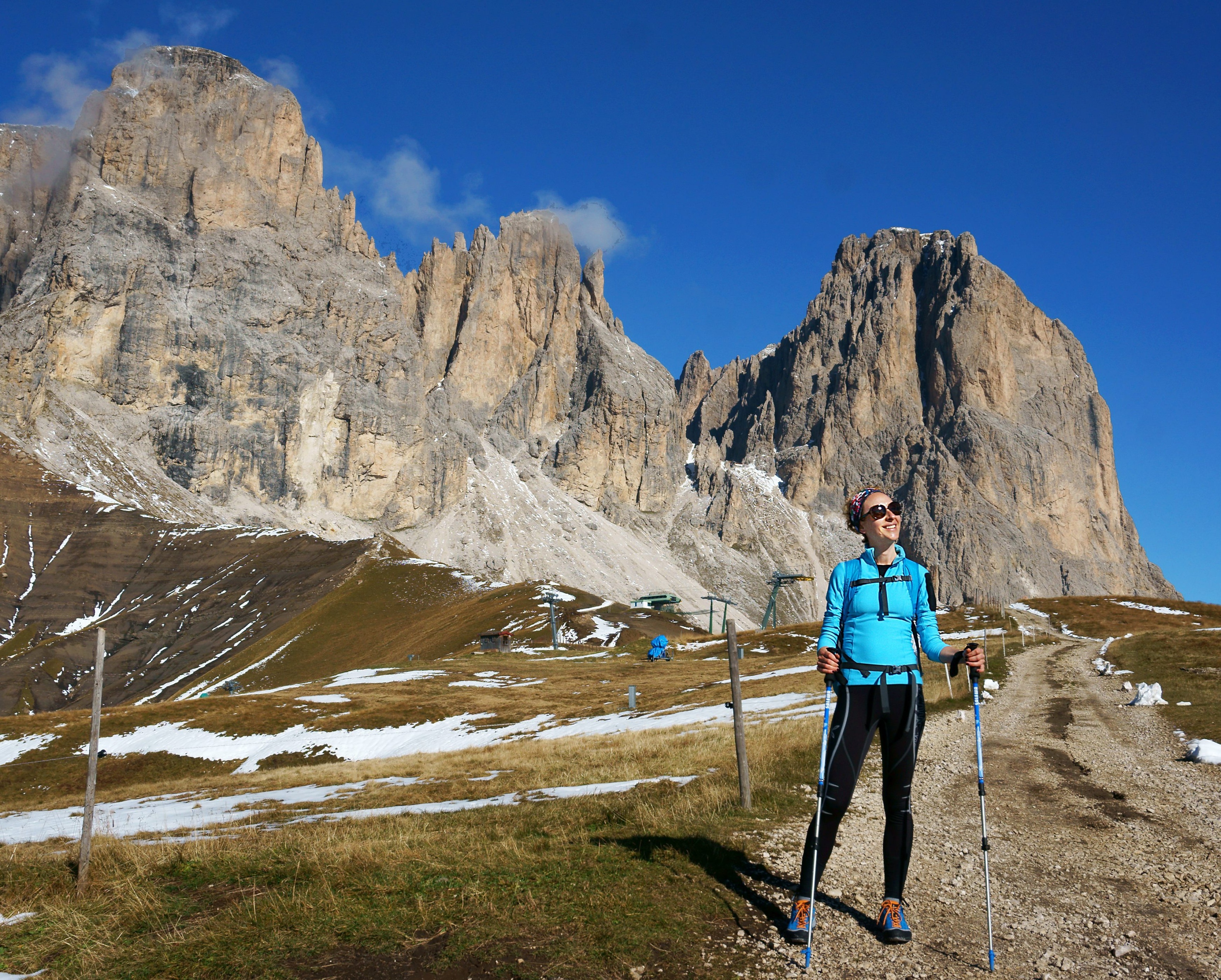 Sassolungo er det høyeste fjellmassivet i Val Gardena, på 3.181 meter. Her nyter Noemi fra Milano sola. FOTO: CHRISTINE BAGLO