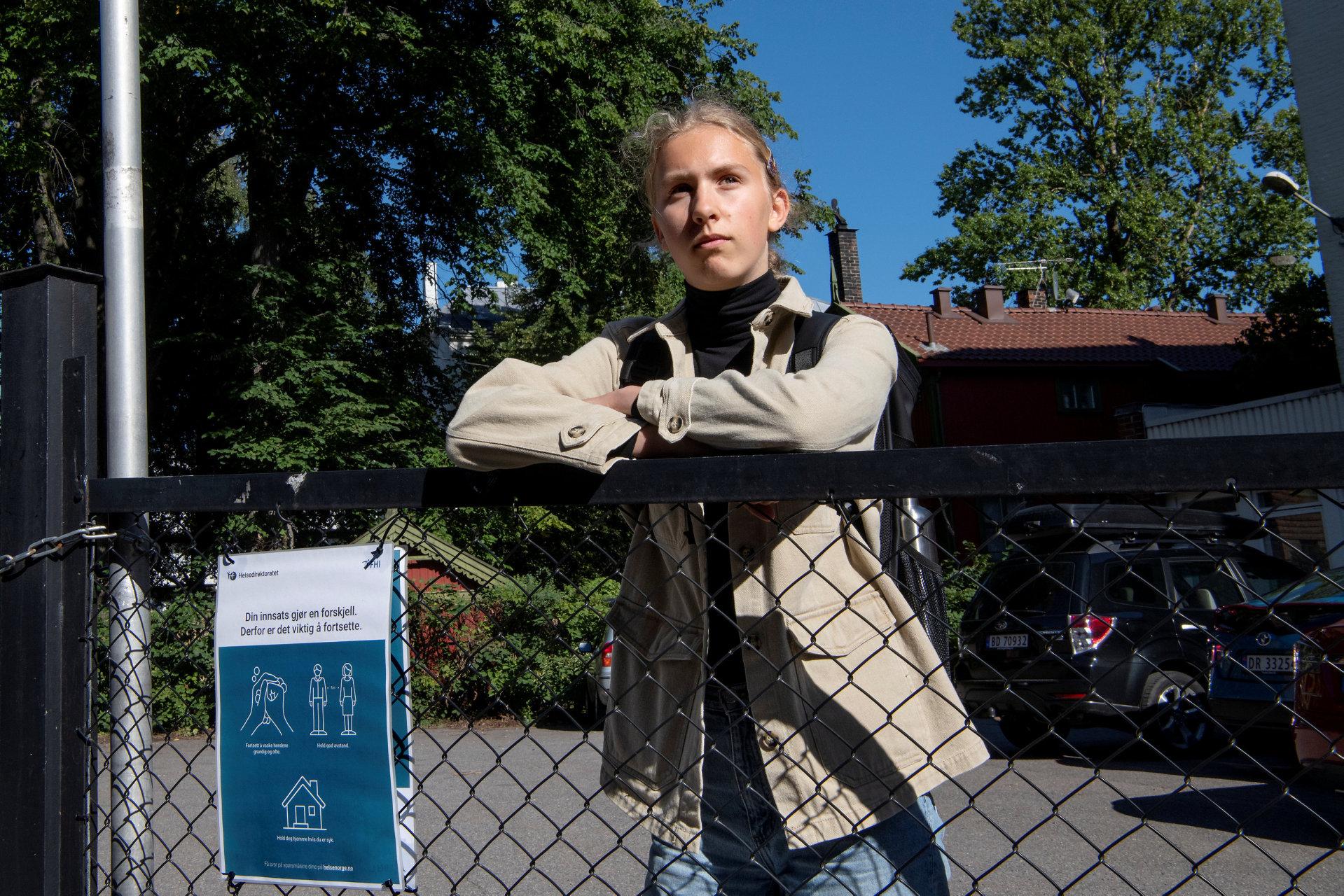 Marlin Aurora Øien utenfor skolen sin, Hartvig Nissen i Oslo. Virusvåren har blitt en mer normal virushøst.           Foto: Mimsy Møller