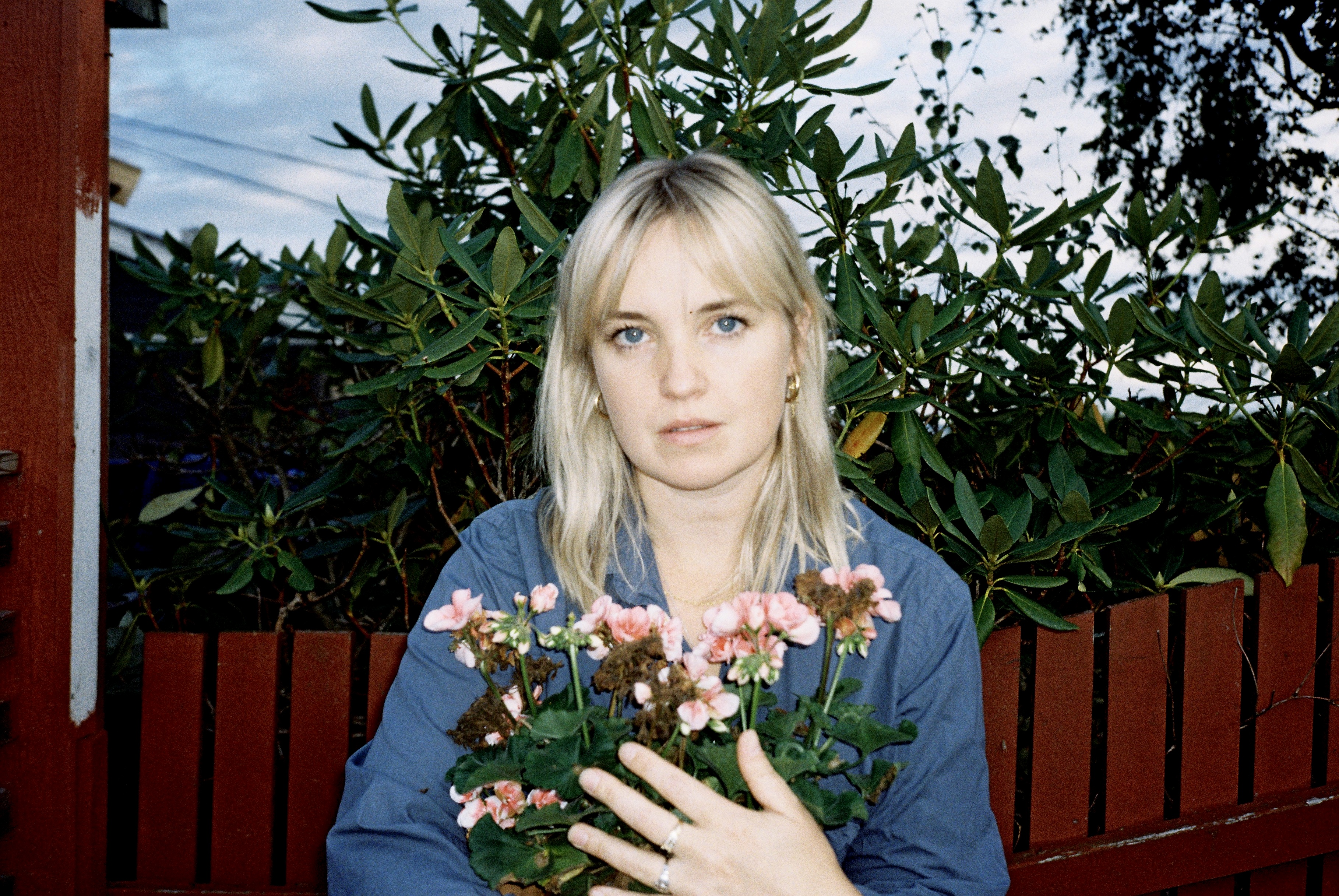 Thea Glenton Raknes, med blomster som kanskje har vært gjenstand for "deadheading"?