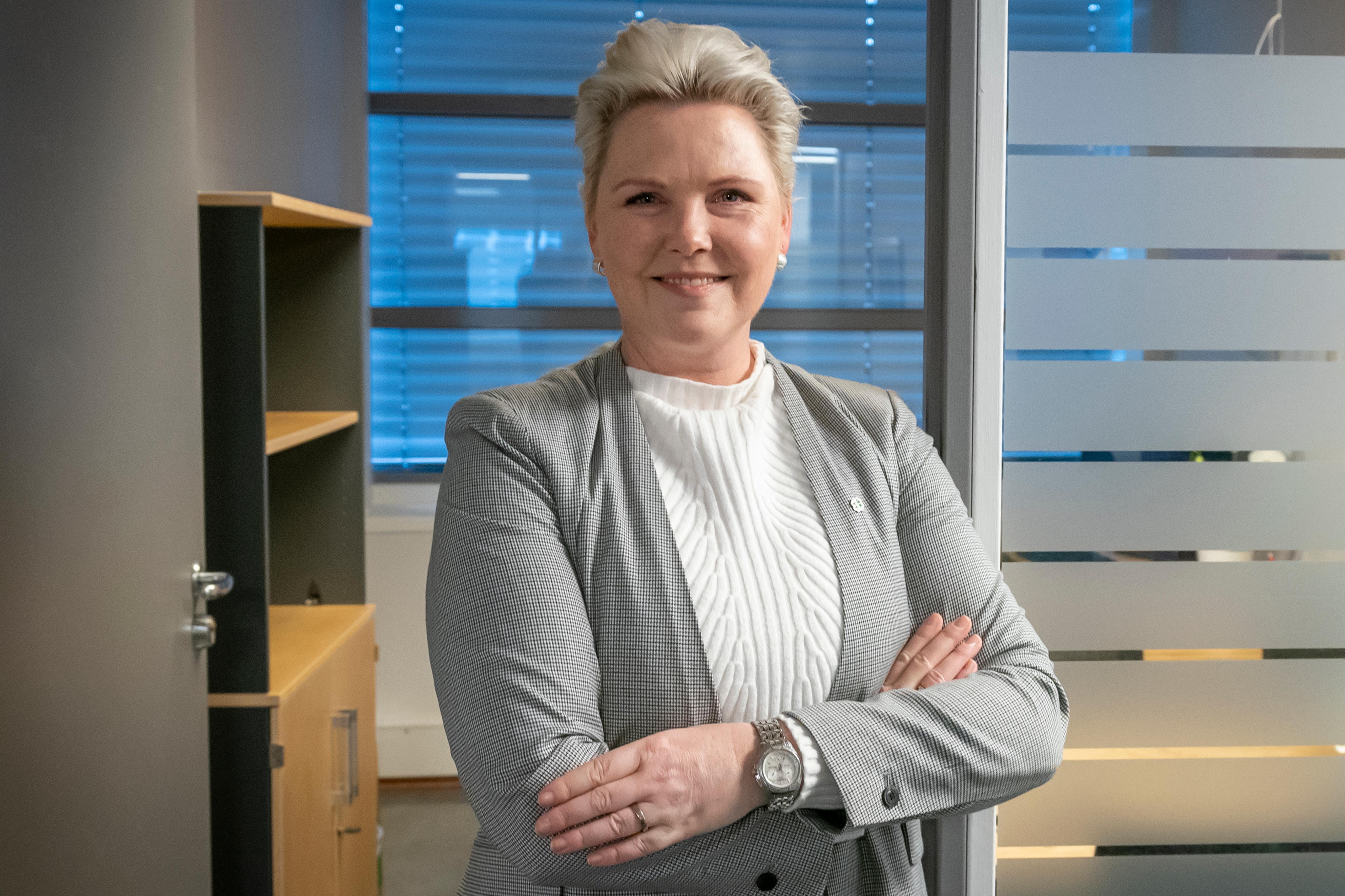 Oslo 20191021. 
Ny fylkesråd for klima og miljø Anne Beathe Kristiansen Tvinnereim mottar nøkkelen til sitt nye kontor i nye Viken fylkeskommune under en velkomstseremoni.
Foto: Heiko Junge / NTB