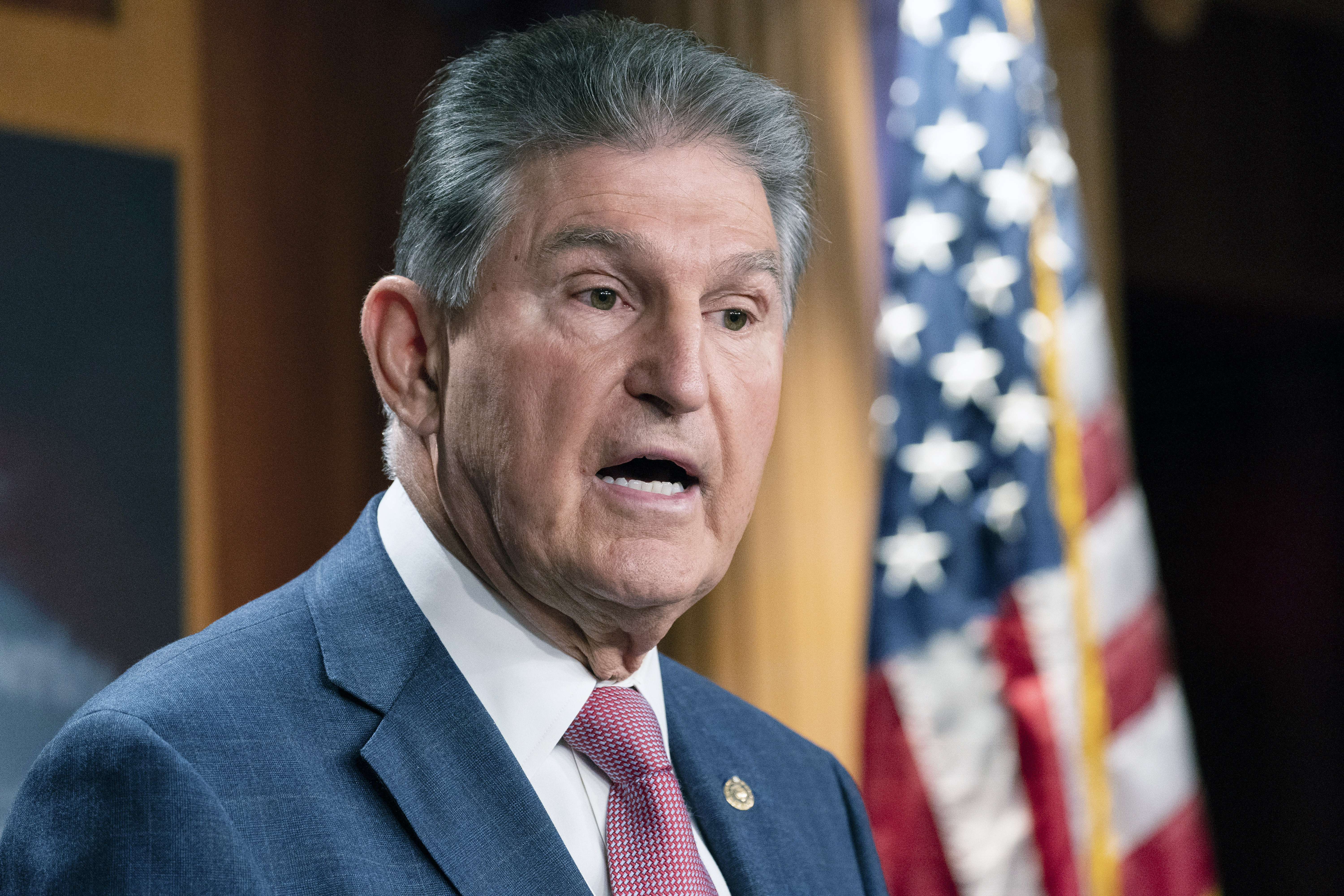 Senator Joe Manchin fra West Virginia sier mandag at han fortsatt er i tvil om krisepakken i Senatet. Foto: Alex Brandon / AP / NTB