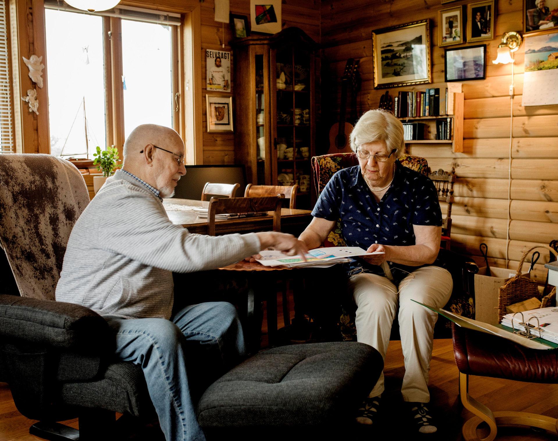 Foreldrene: Arne Ugedal og Ragnhild Johnsen Meldalen har samlet på tegningene som sønnen har laget. De forteller at han alltid har vært glad i å tegne og skrive, men at det er blitt mindre av det de siste årene.