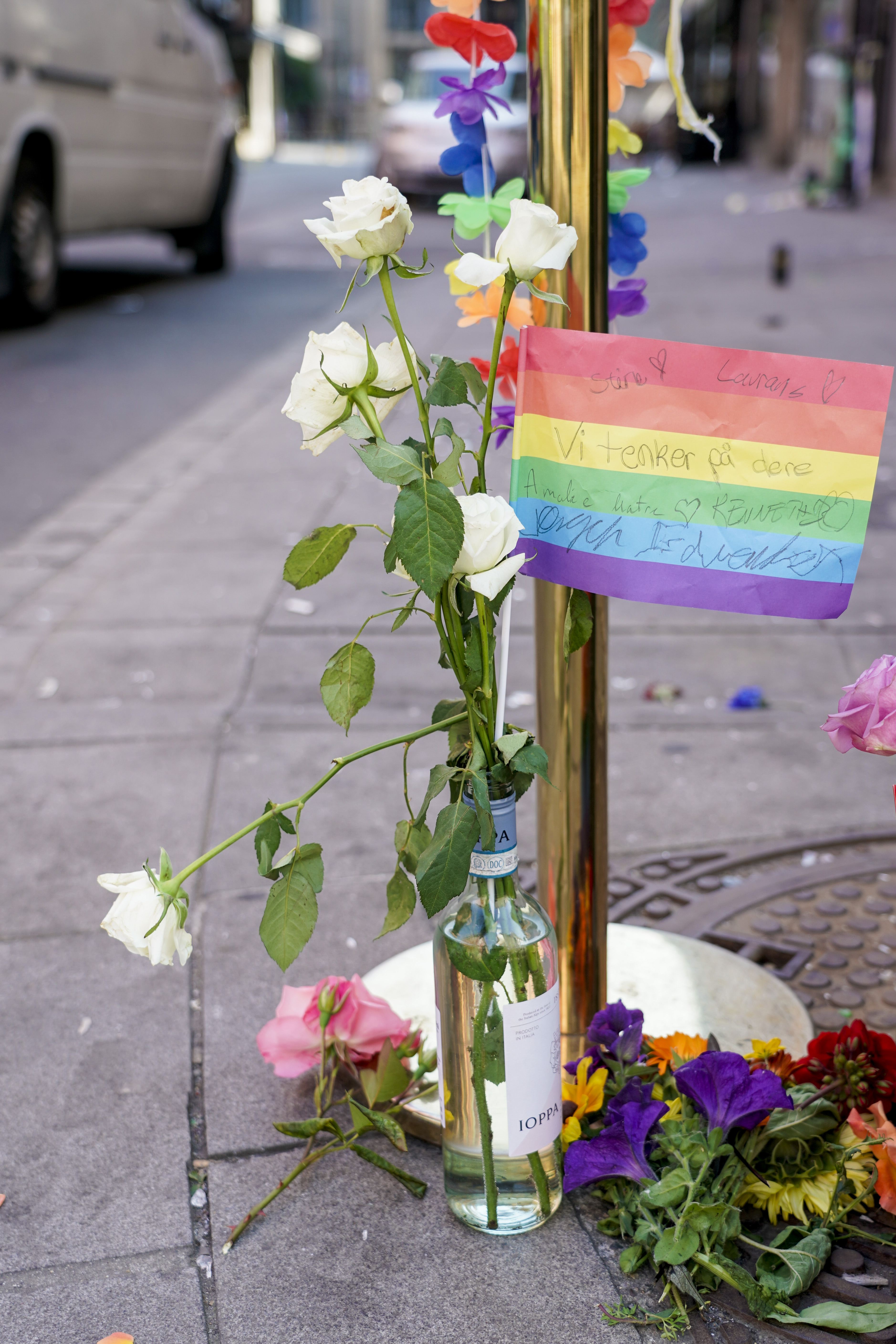 Slik ser det ut etter det i natt ble avfyrt flere skudd i 1.15-tiden på utsiden av London pub i sentrum av Oslo, der to ble drept og flere ble skadd. Foto: Terje Pedersen / NTB