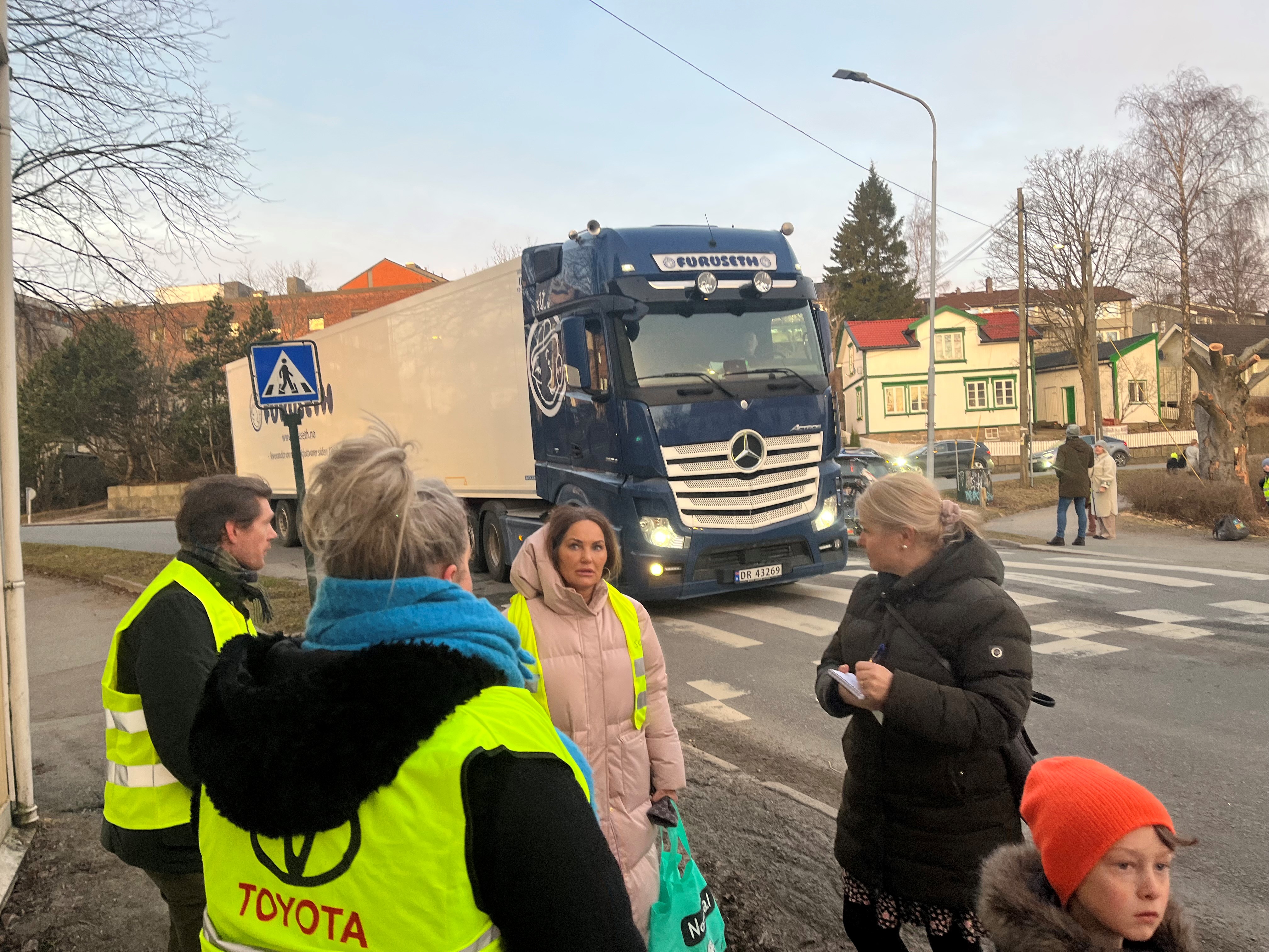 Det er mye tungtrafikk som passerer Trara skole i løpet av en dag.