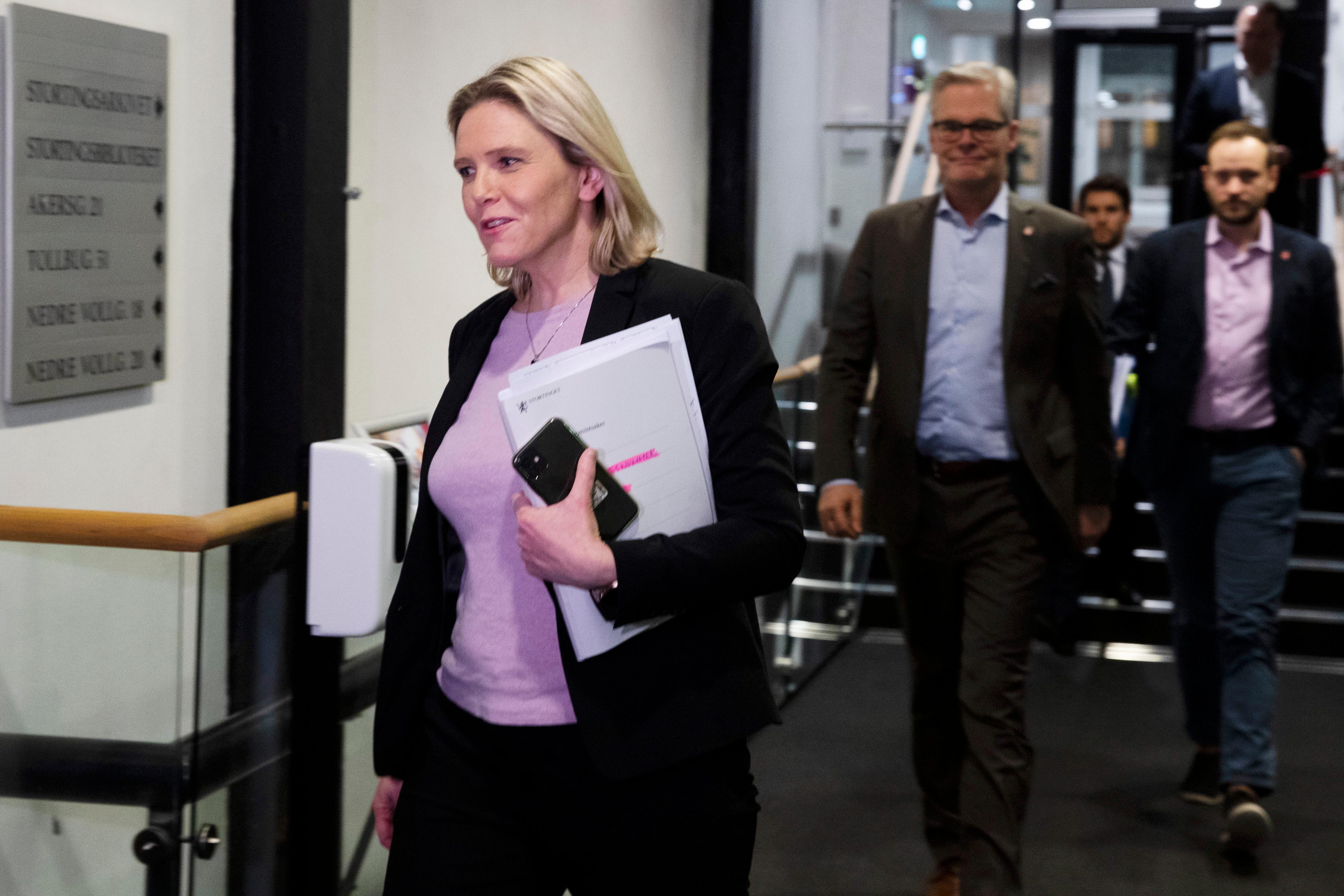 Oslo 20201116. 
FrPs Sylvi Listhaug og Hans Andreas Limi under budsjettforhandlinger og forhandlinger om krisepakke på stortinget mandag kveld.
Foto: Terje Pedersen / NTB