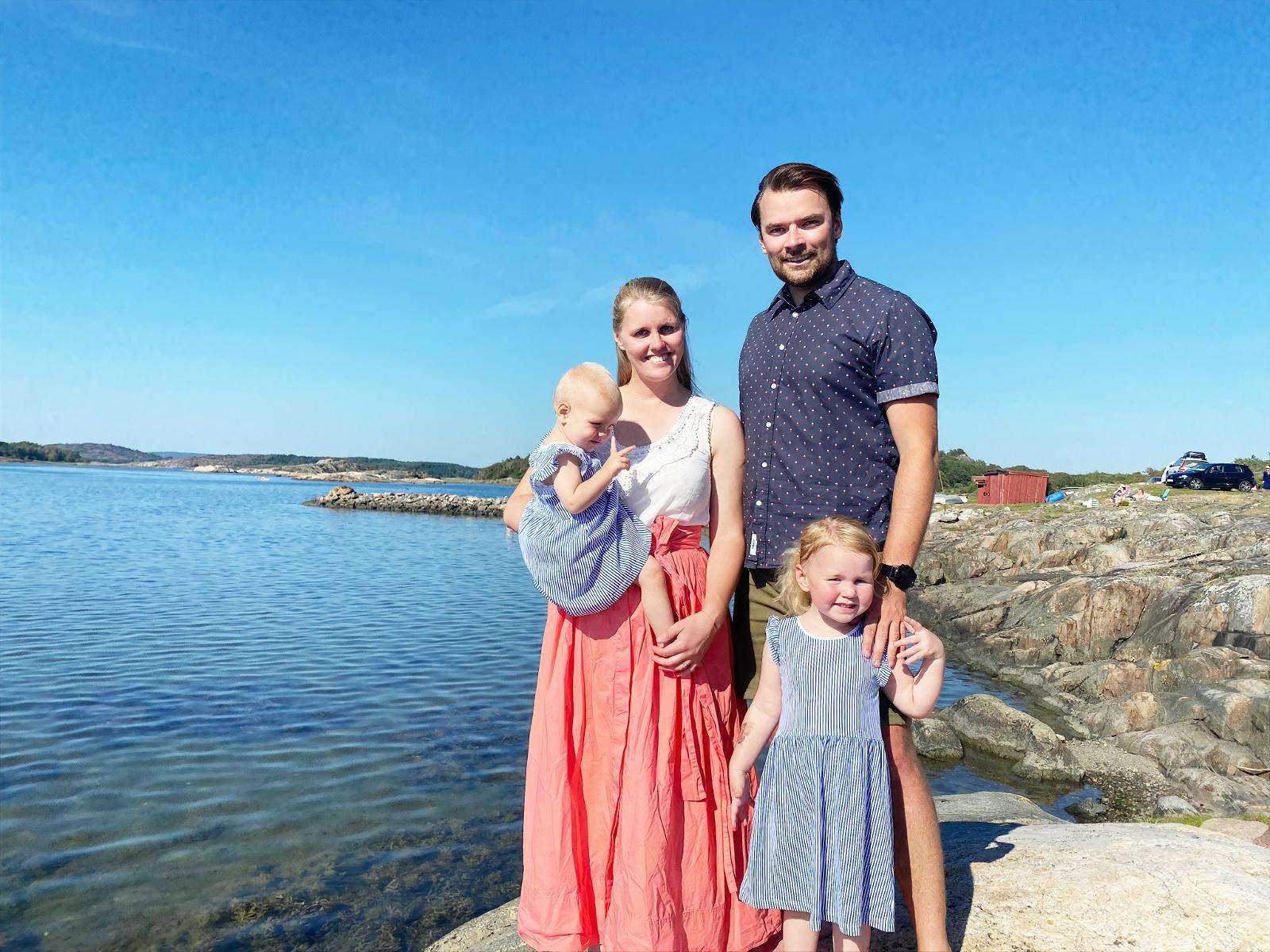 Malin Zimmergren och Andreas Zimmergren med sina två döttrar, Ella 3 år och Lo 1 år.