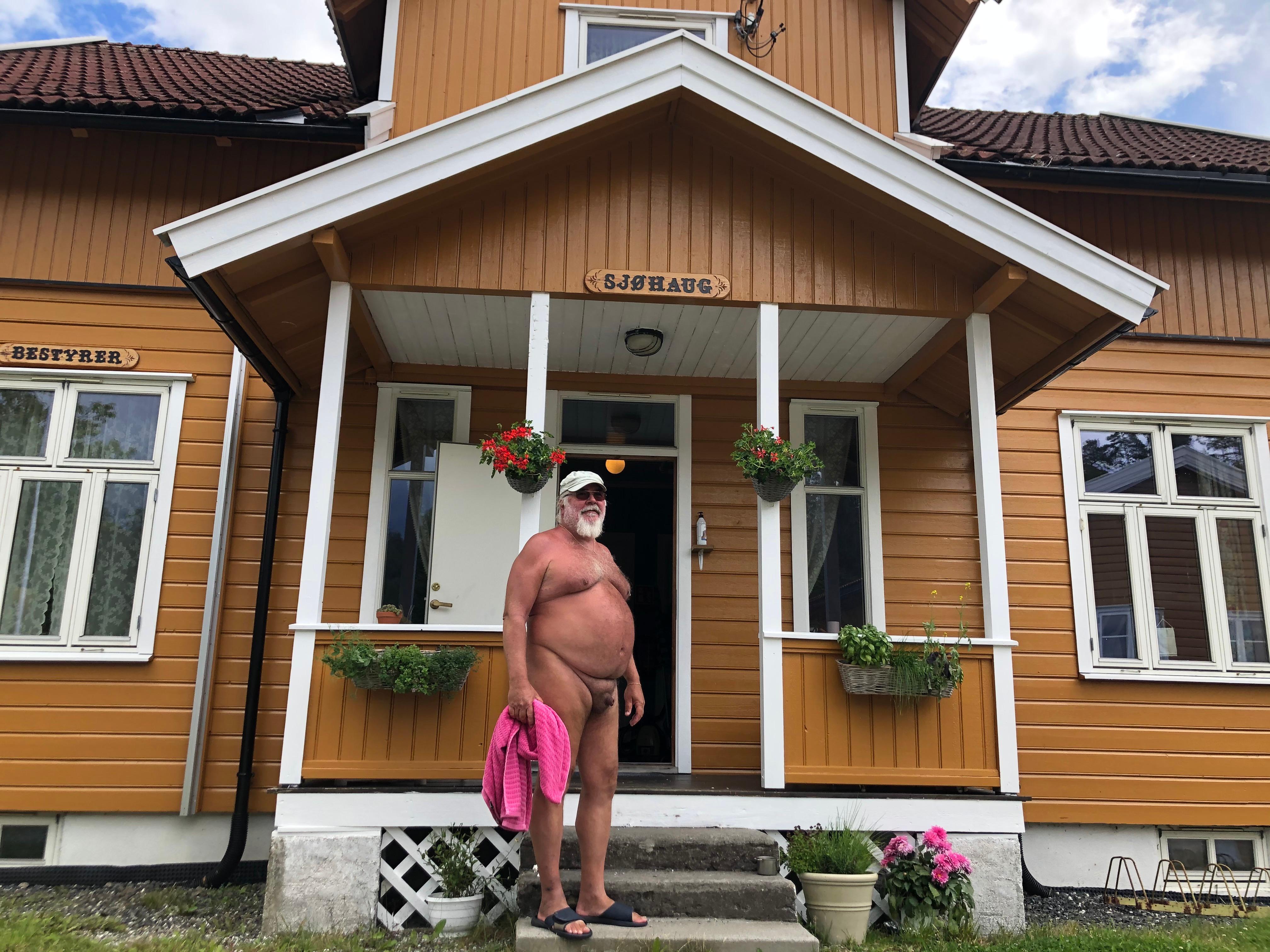 Styreleder Per foran hovedhuset på Sjøhaug. Foto: Peder Wehn