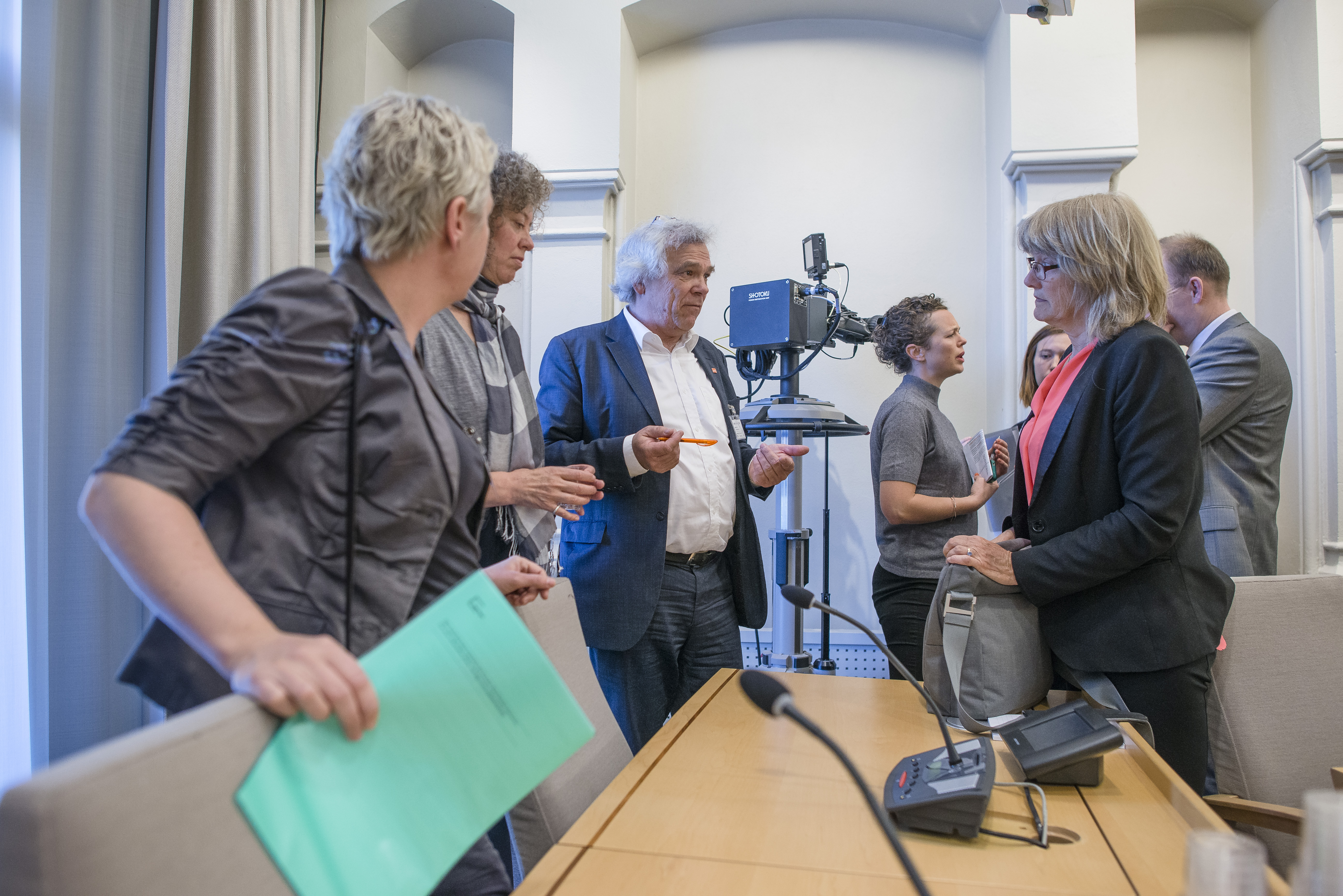 Høring om syriske flyktninger på Stortinget. Ina Tin (Amnesty), Pål Nesse (Flyktninghjelpen), Mari Seilskjær (NOAS),  i samtale med Karin Andersen (SV)