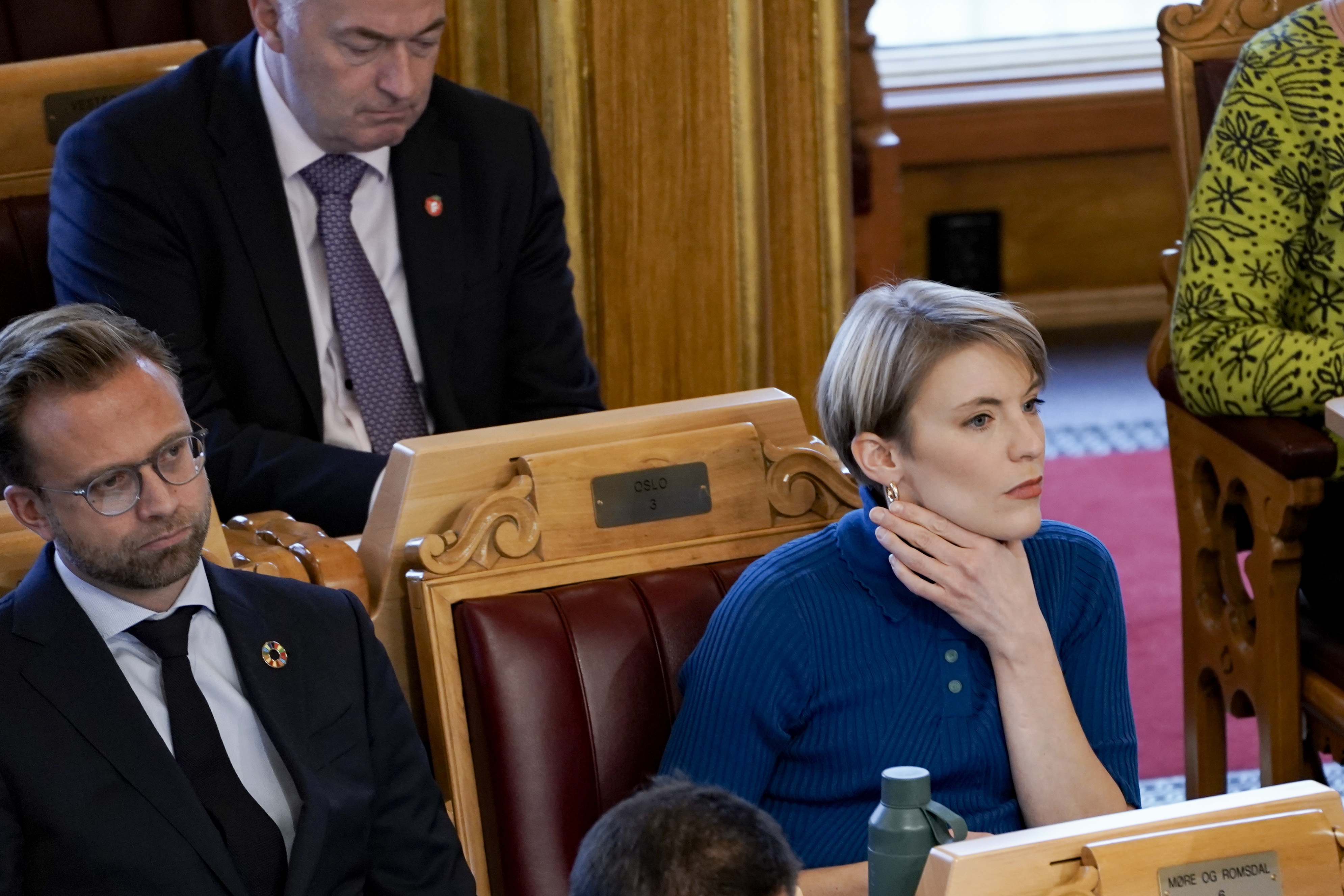 -Dette er for grått og for smått for Norge, mener Kari Elisabeth Kaski (SV) (t.h) om endringsforslagene til statsbudsjettet for 2022 som finansminister Trygve Slagsvold Vedum (Sp) la fram for Stortinget mandag. 
Foto: Stian Lysberg Solum / NTB