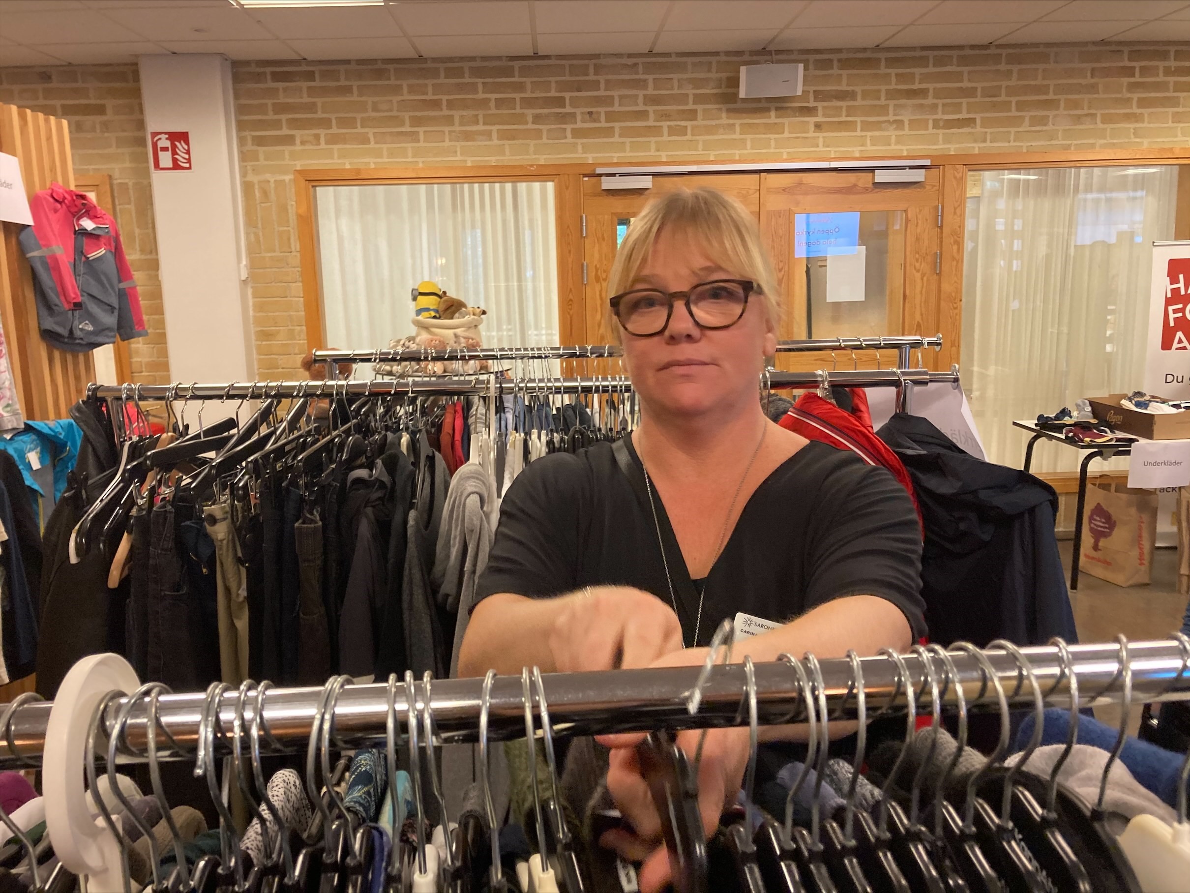 Efter explosionen i Göteborg har en tillfällig second hand-butik skapats i Saronkyrkans foajé. På bilden: Carina Cederborg, barn- och familjeansvarig i församlingen.