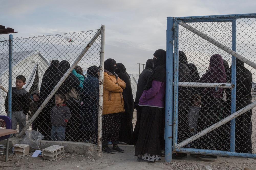 al-Hol, Syria 20190221.
Et gjerde og væpnede vakter skiller annekset fra hoveddelene i al-Hol.  Innbyggere i vedbygget må vente på at væpnede eskorter skal ta dem med til sykehus, også i nødstilfeller.
Foto: Sam Tarling / Human Rights Watch / NTB scanpix